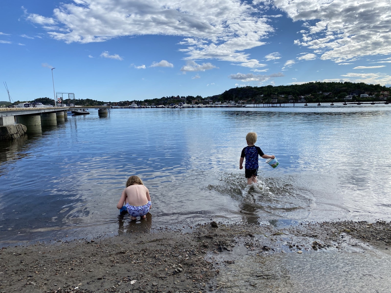 Fra huset er det fjordutsikt, kort vei til nydelige badestrender og padleklubb på Granholmen Camping. Buss stopp nedenfor huset med direkte forbindelse til Larvik og Stavern eller Tønsberg i motsatt retning Galleribilde