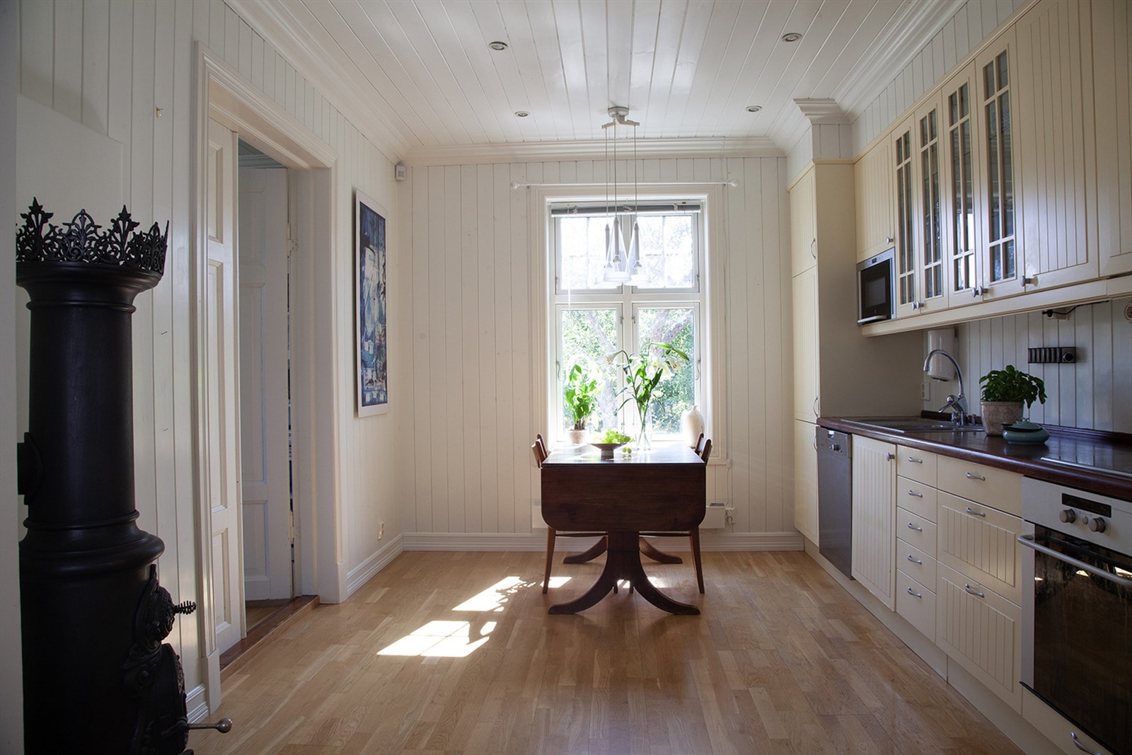 Romslig kjøkken som har godt med skap og benkplass Galleribilde