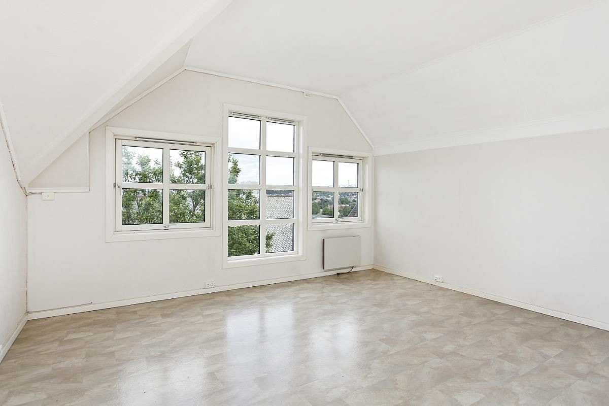 Stue, store vinduer gir godt lysinnslipp og fantastisk utsikt Galleribilde
