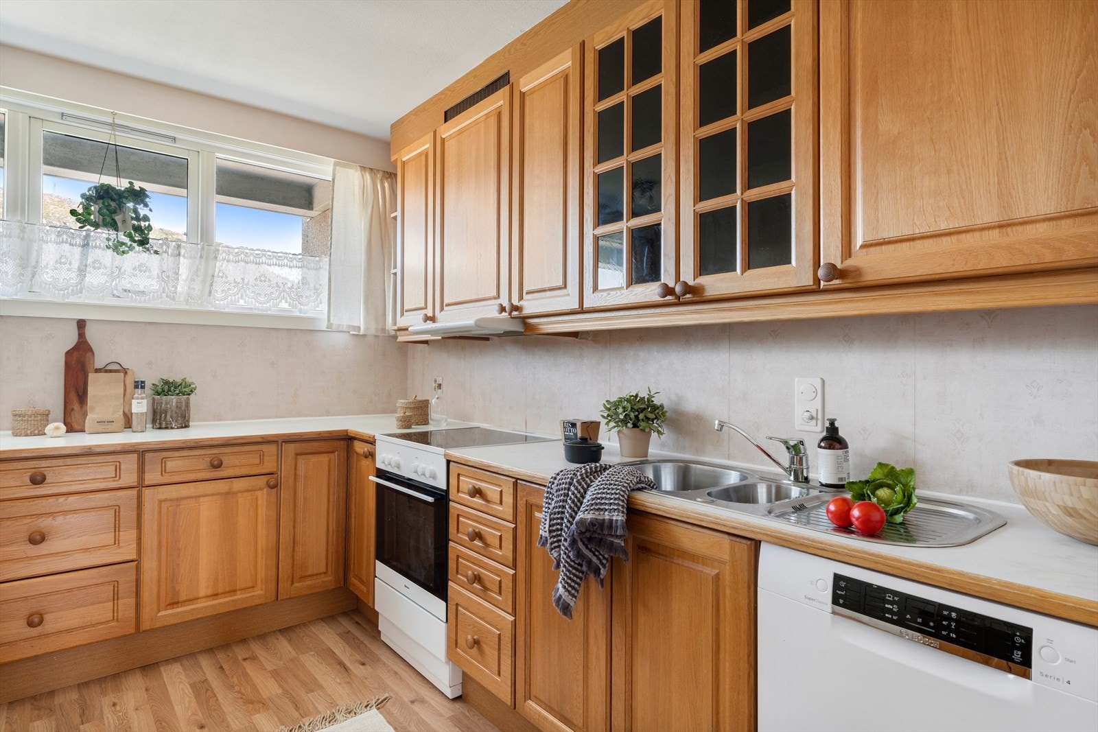 - Kjøkkeninnredning med profilerte fronter og benkeplate i laminat - Galleribilde