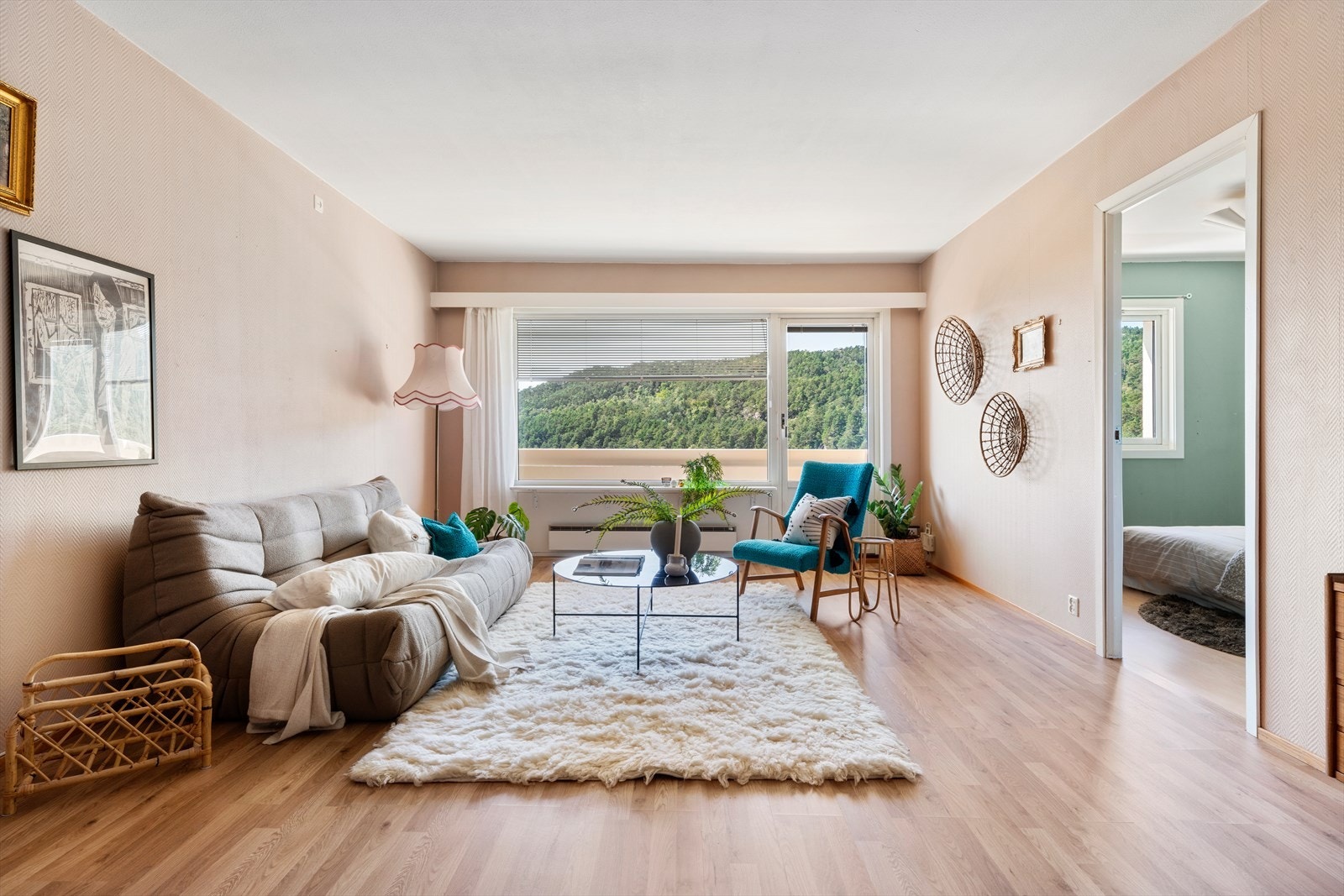 - De generøse vindusflatene sørger for rikelig med verdifullt lysinnslipp - Galleribilde