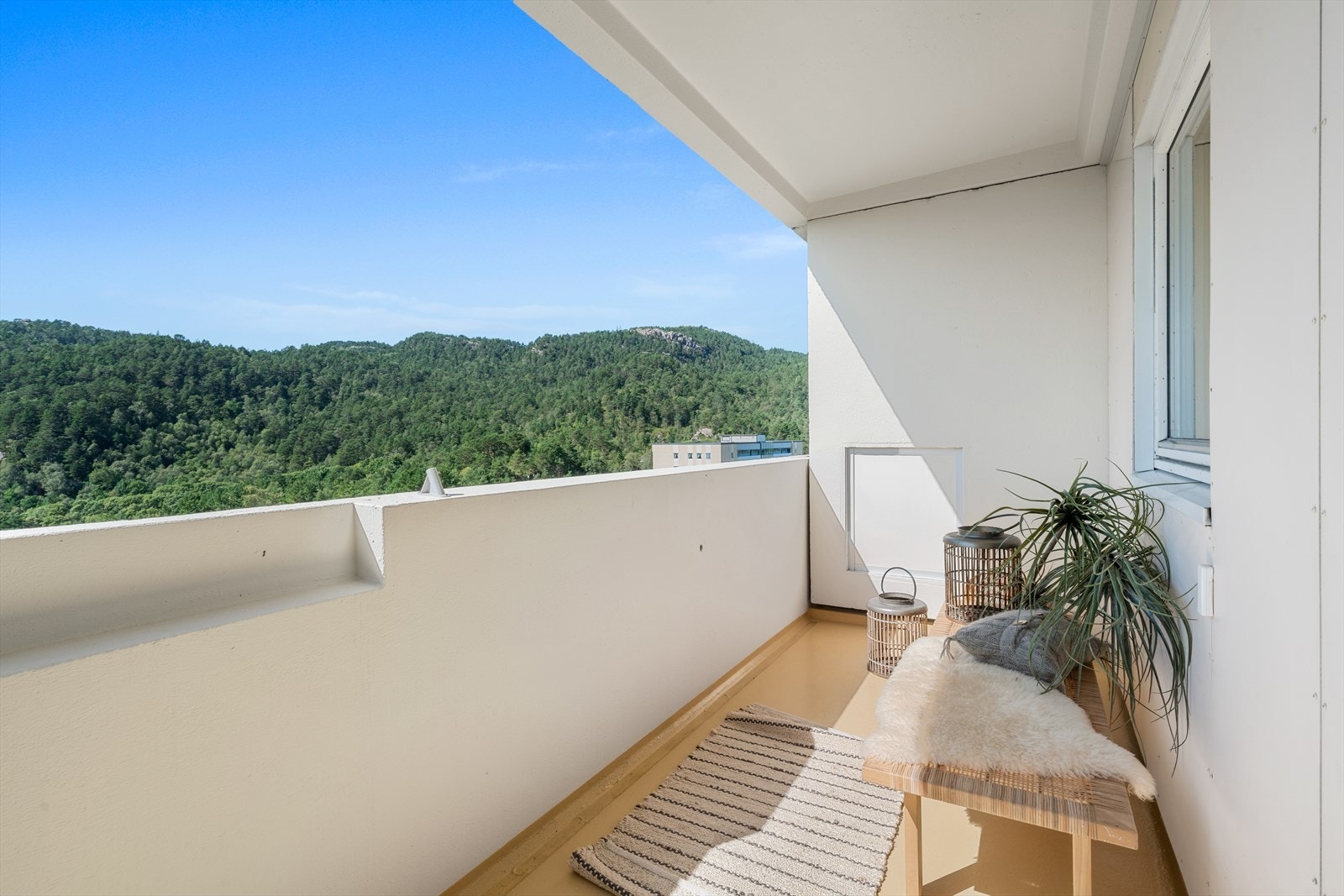 - Den solrike balkongen måler 10,8m² og er vendt mot grønne, rolige omgivelser - Galleribilde