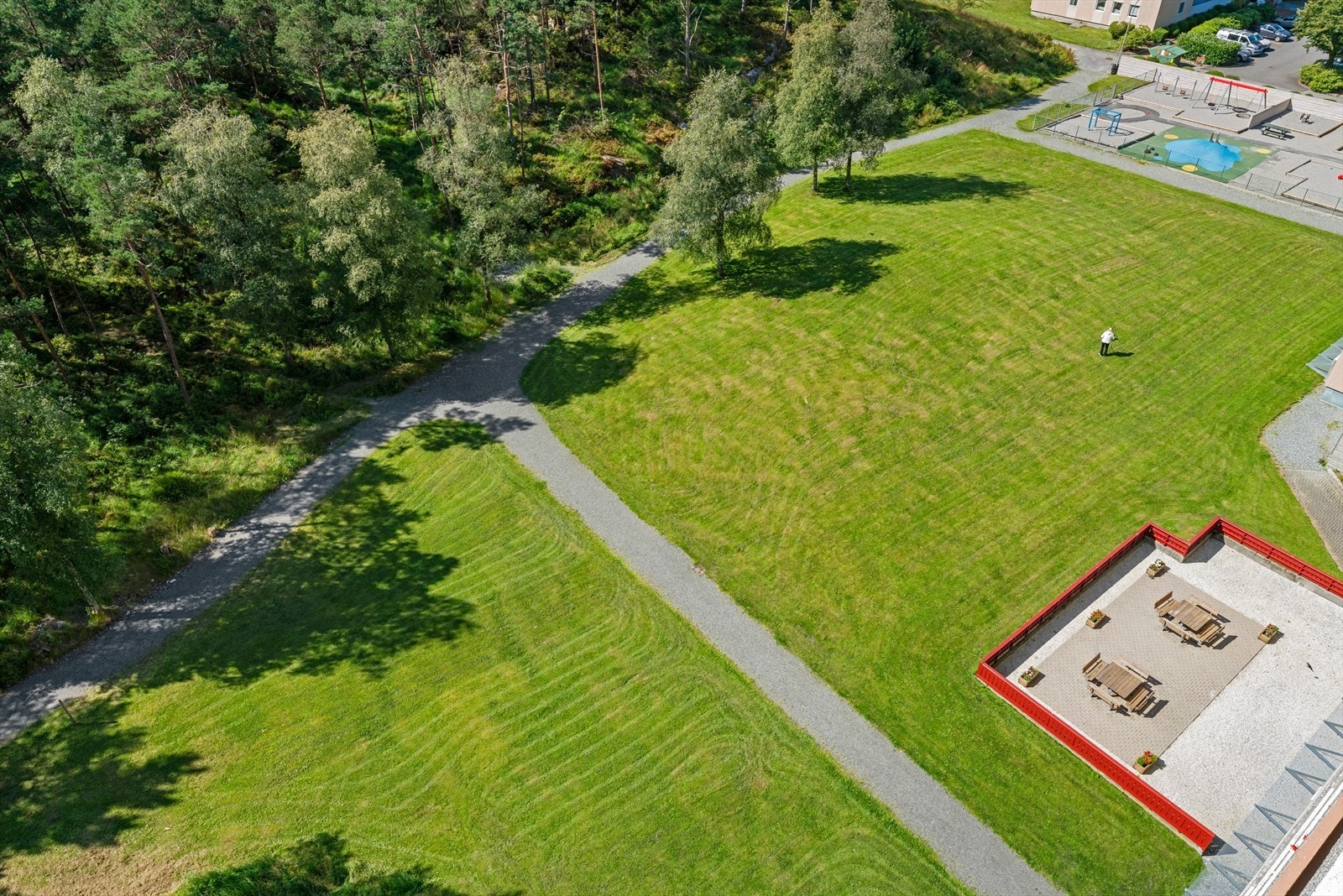 - Borettslaget har fint opparbeidet fellesarealer med lekeplasser for de små - her vil både store og små trives! - Galleribilde