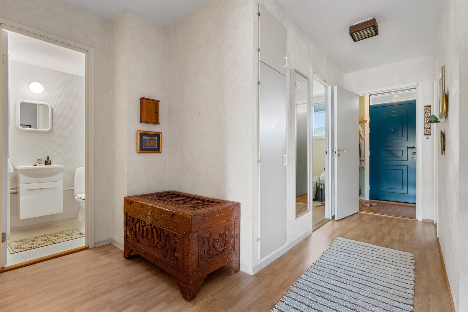 - Romslig gang på hele 8,4m² - Galleribilde