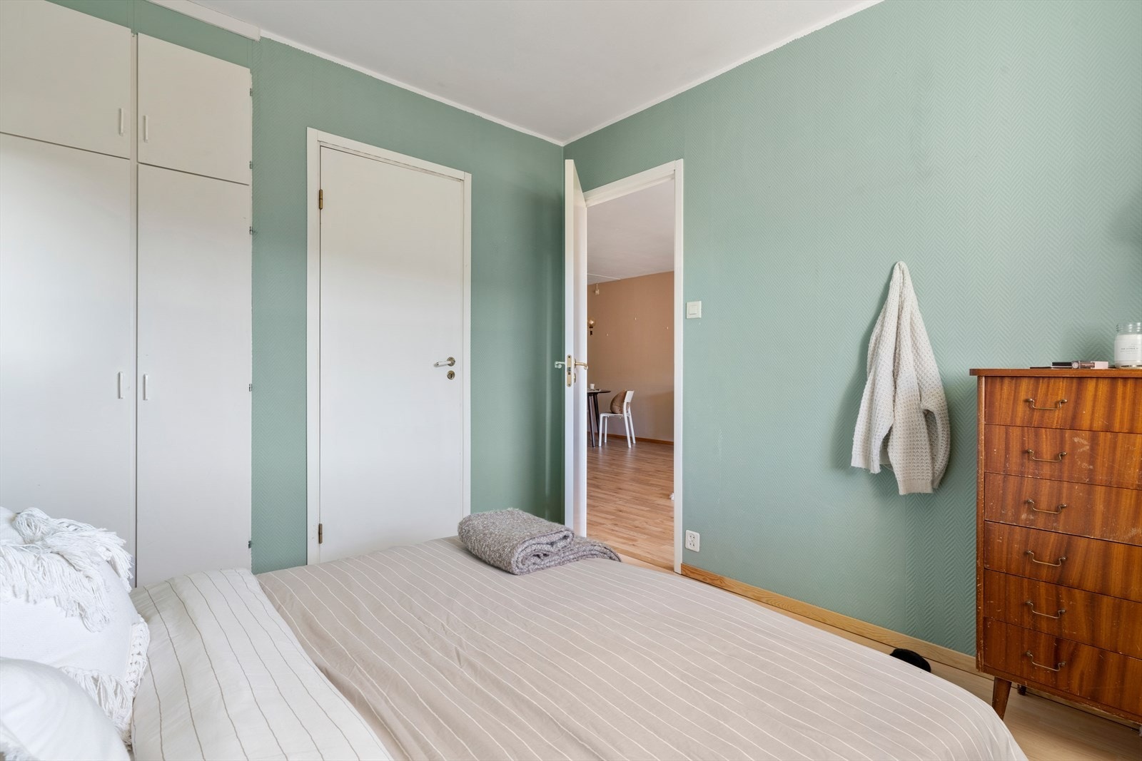 - Inn døren til venstre er det et kott med plass til ekstra oppbevaring - Galleribilde