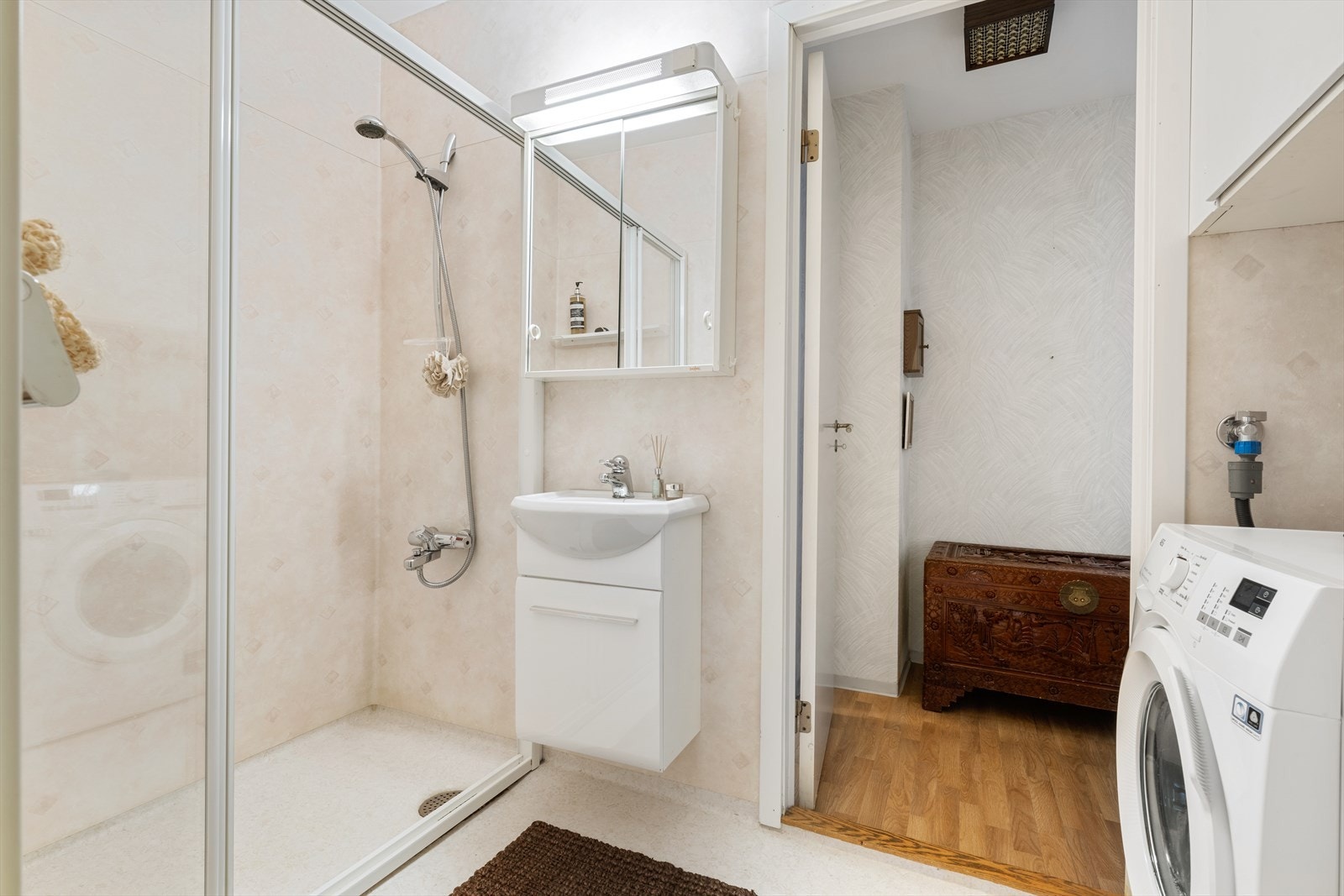 - Badet måler 4m² og har plass til en liten vaskenisje - Galleribilde