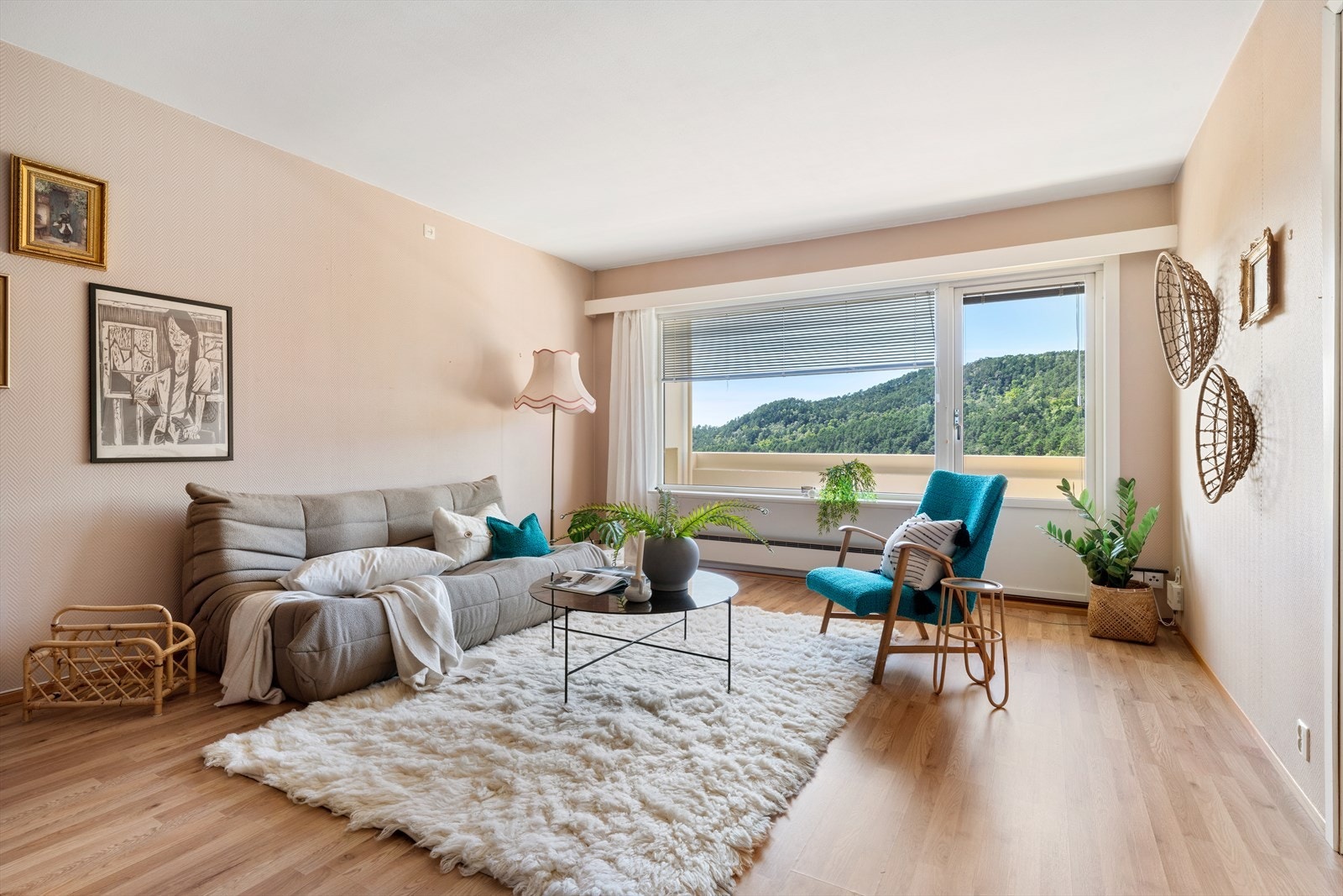 - Leiligheten har et totalt BRA-i på 84m² og inneholder entré, gang, to soverom, stue, kjøkken, bad, toalett og bod - Galleribilde