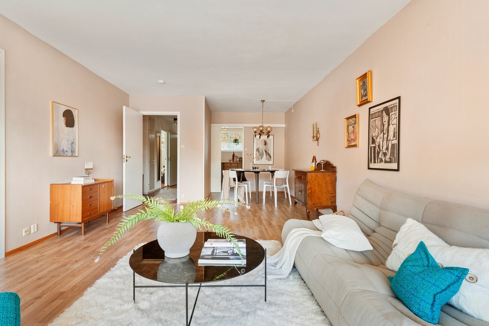 - Leiligheten har romslige rom og en god planløsning - Galleribilde