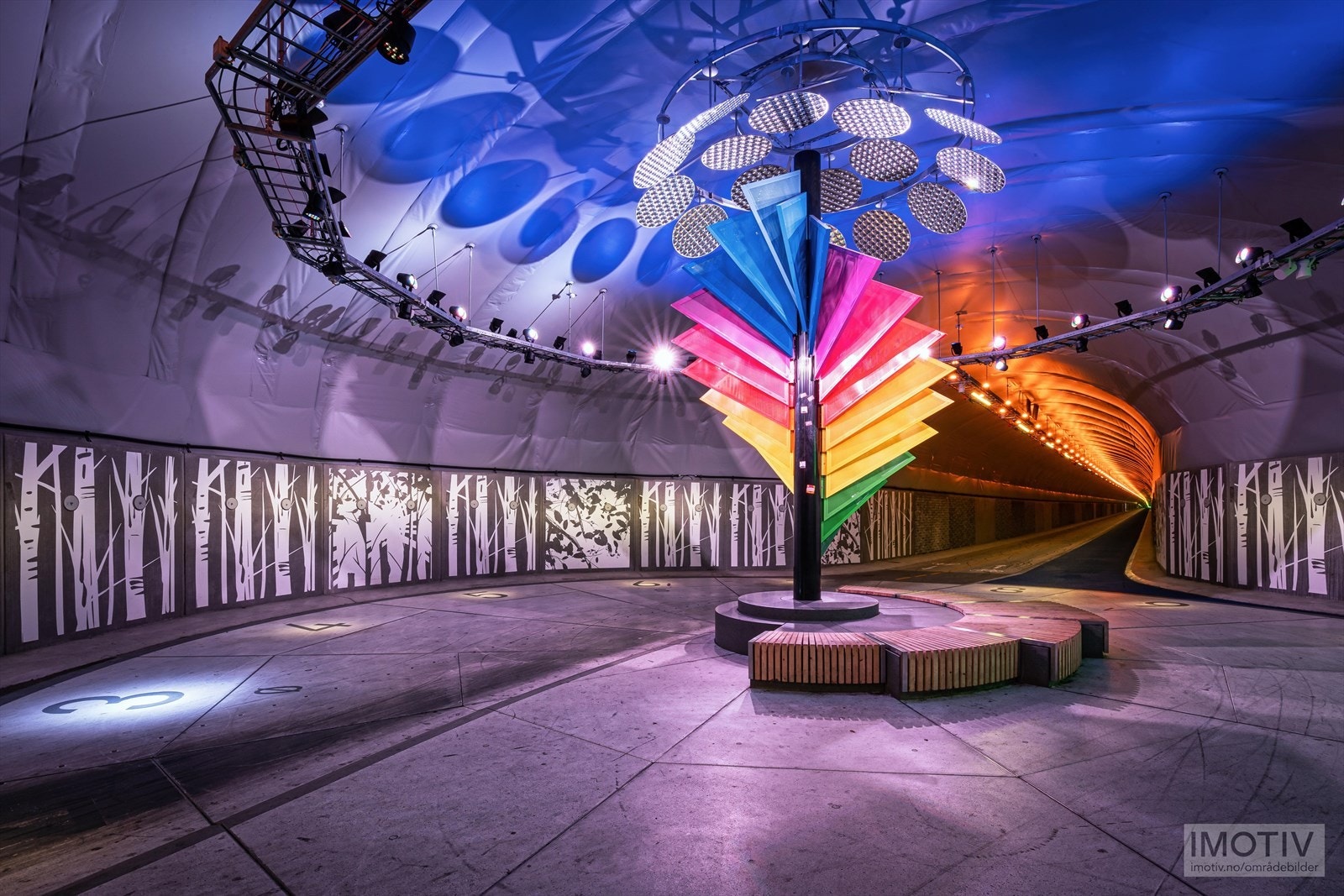 - Tunnelen er 3 km lang - det tar ca. 8 minutter å sykle gjennom, og rundt 35 minutter å gå. Jobber du på Haukeland? Da kan du sykle til jobb på ca. 20 minutter! - Galleribilde