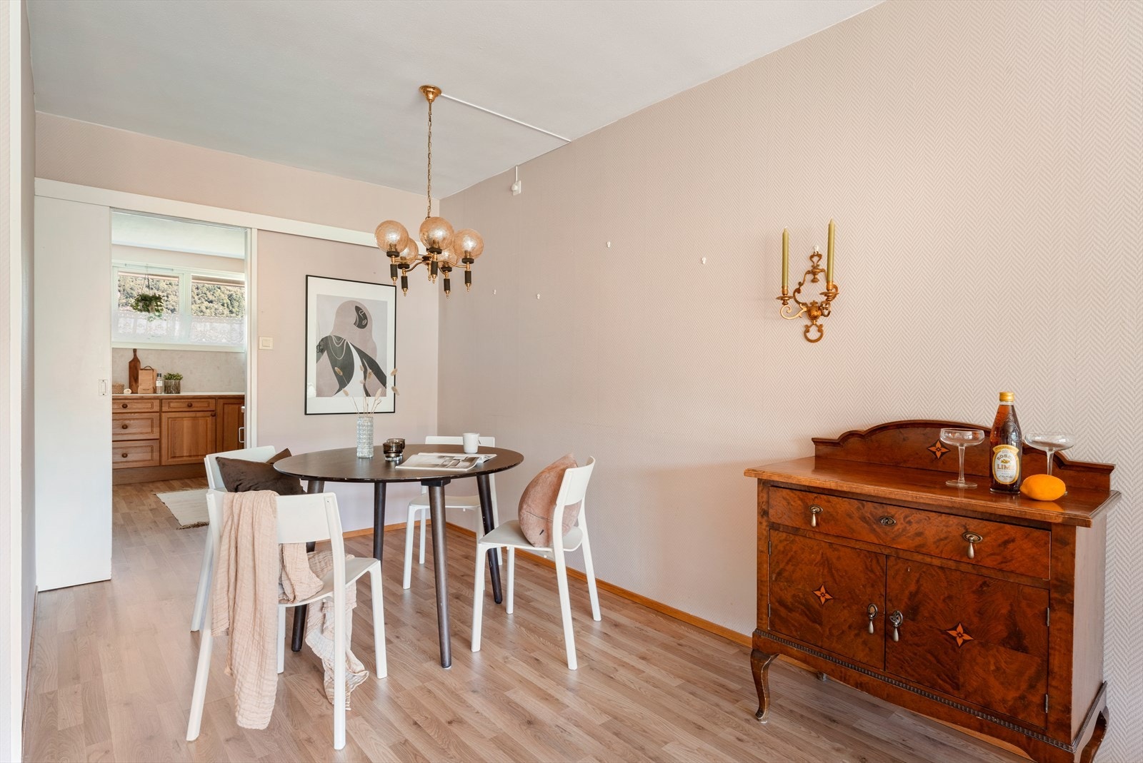 - Stuen strekker seg utover et areal på 29m² , og kan derfor enkelt innredes i ulike soner - Galleribilde