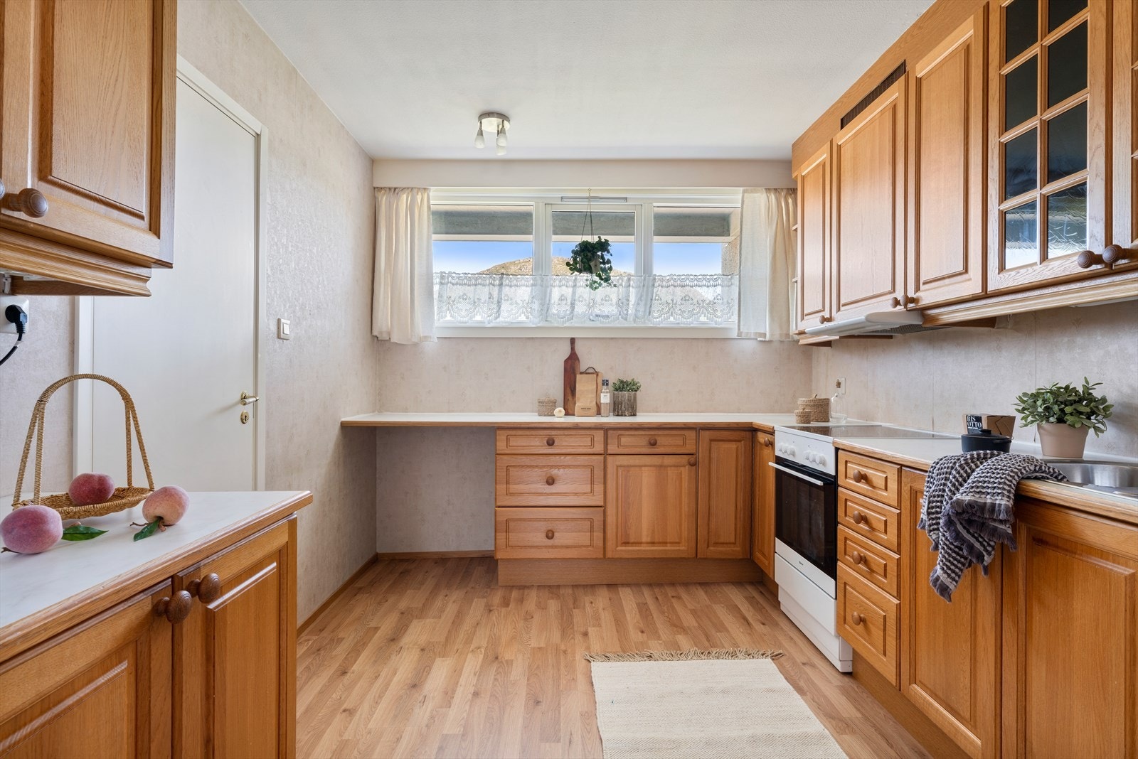 - Rikelig med skap- og benkeplass sørger for gode arbeidsforhold for kokken - Galleribilde