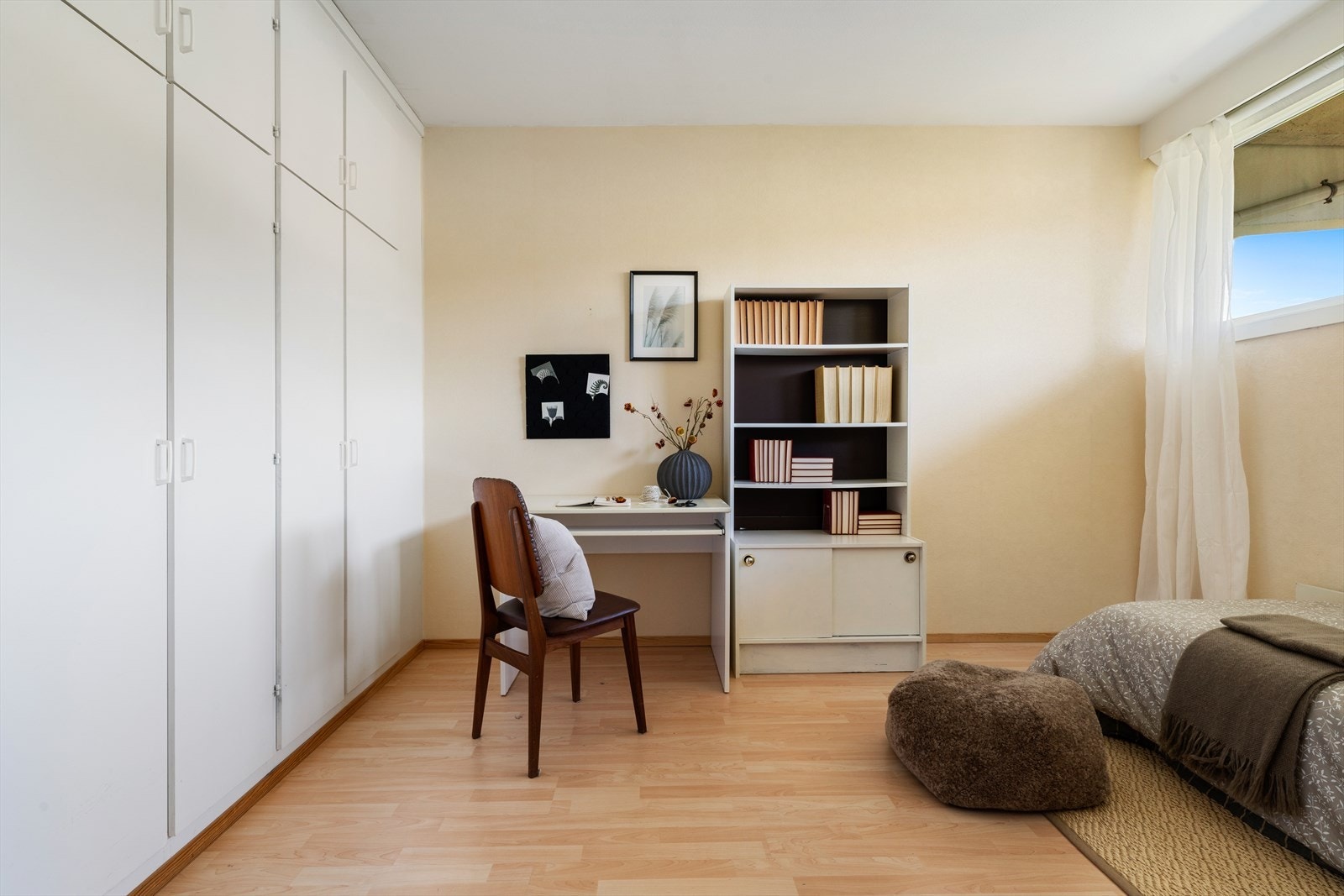 - Merk den plassbygde garderobeløsningen som rommer mye (!) - Galleribilde