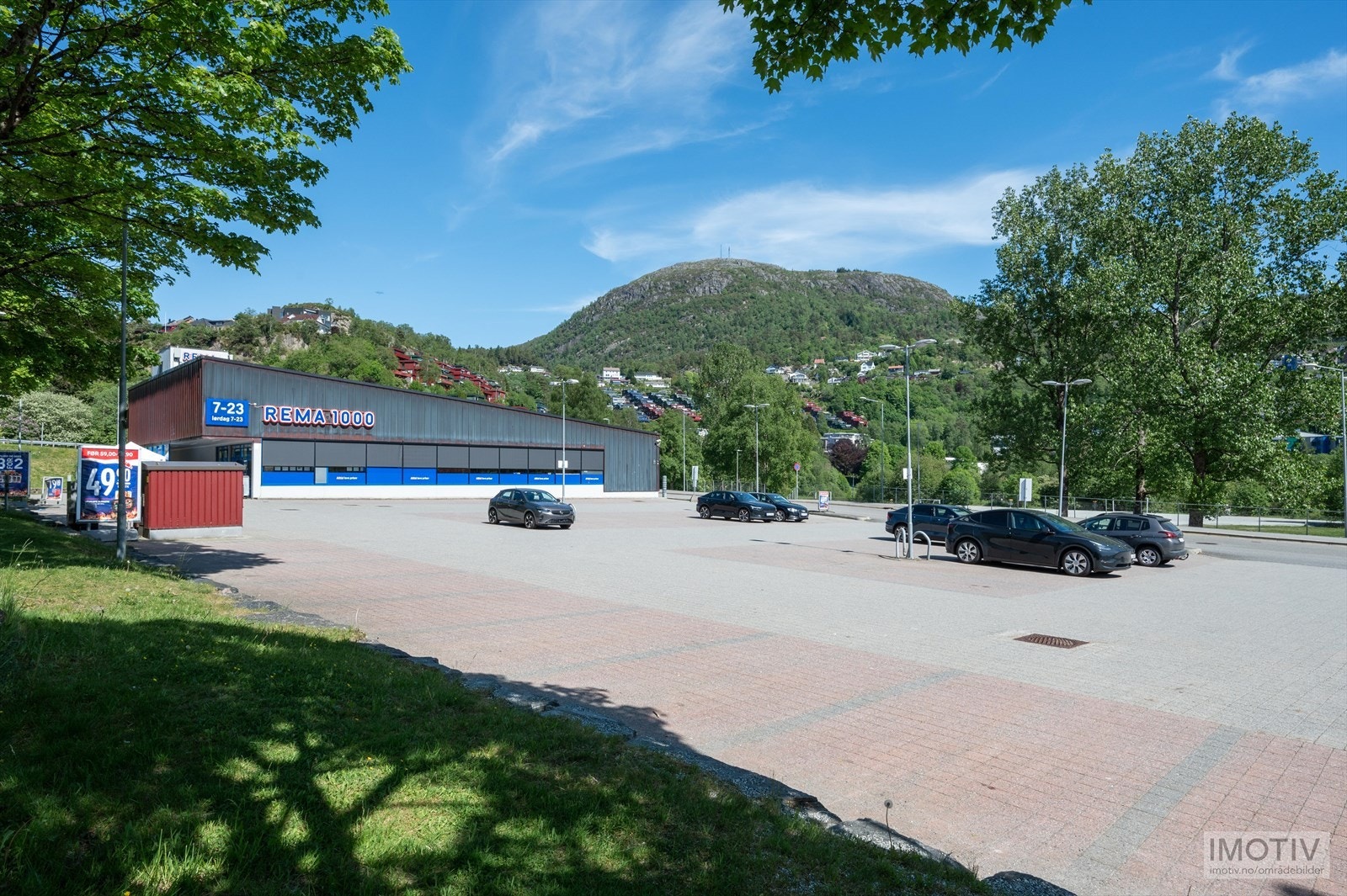 - Like ved parken finner du Rema 1000 Lynghaug - Galleribilde