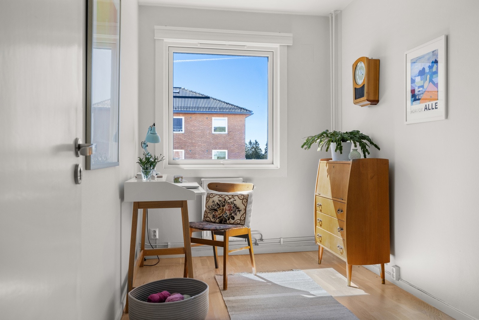 Soverom 2 med plass til seng og garderobe. Galleribilde