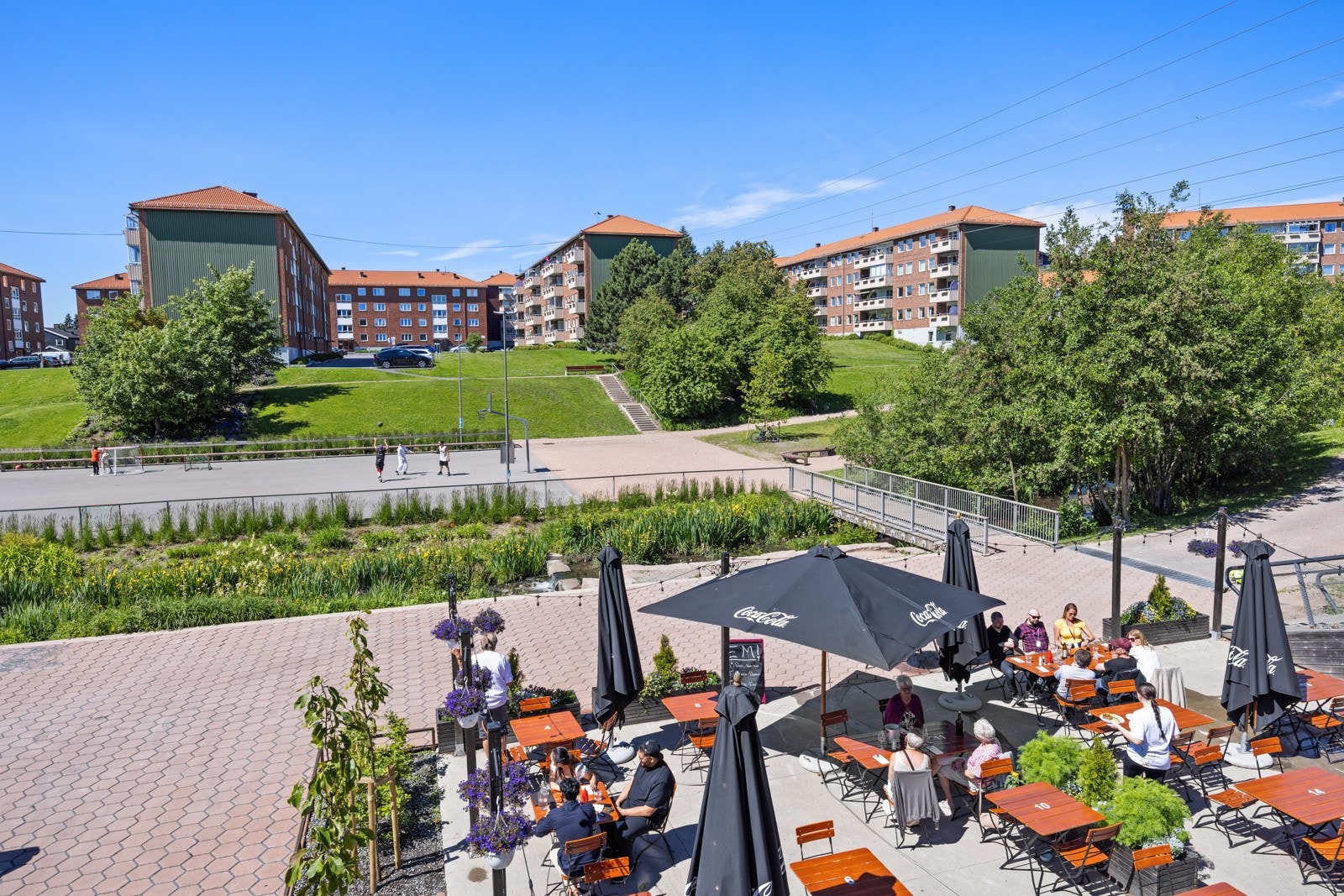 Velkommen til Paviljongen, den hyggelige bistroen i hjertet av parken Galleribilde