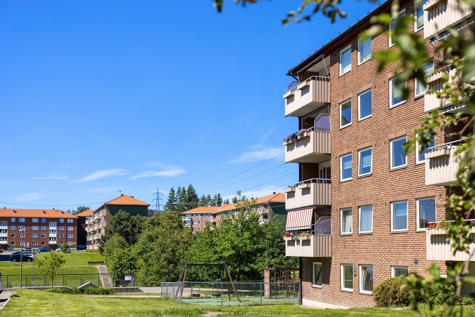 Leiligheten har en god intern beliggenhet rett ved Bjerkedalen park. Leiligheten ligger i 3.etg. Galleribilde