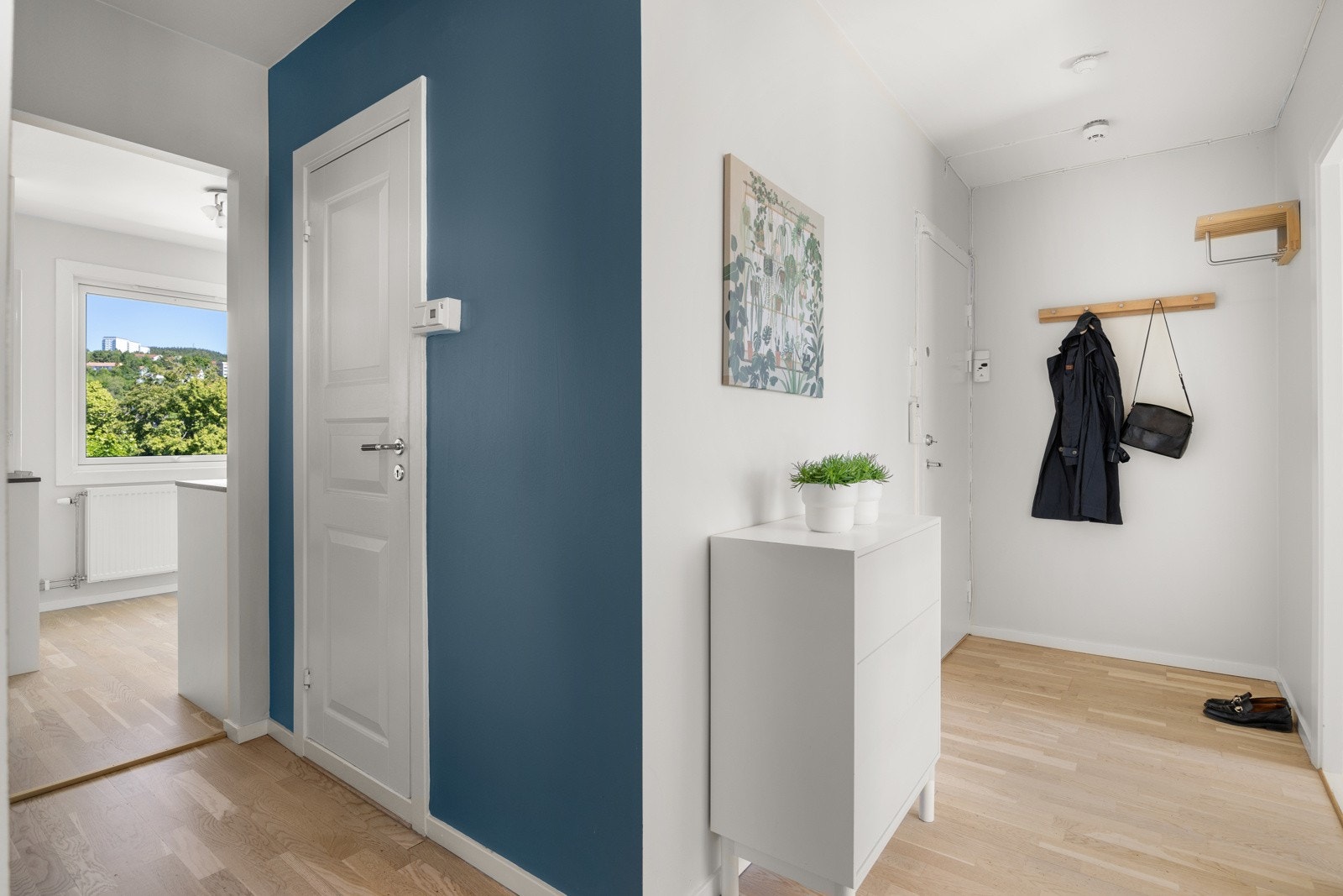 Lys og praktisk entrè med plass til oppbevaring av yttertøy. Galleribilde