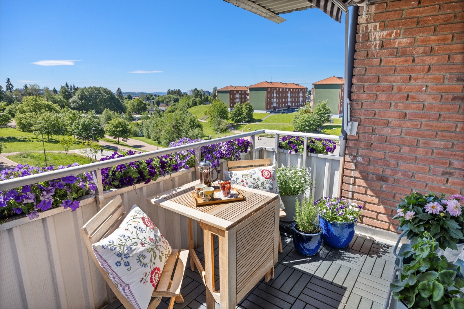 God plass til sittegruppe og grill. Galleribilde