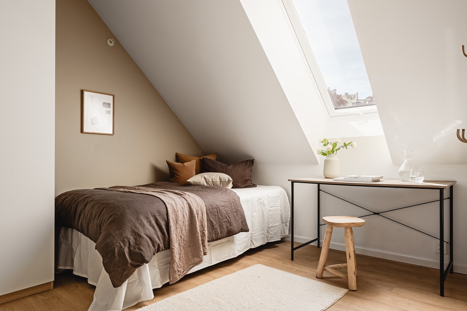 - Sov 2: Måler 8,6 m², 1 stort vindu og plass til stor seng - Galleribilde