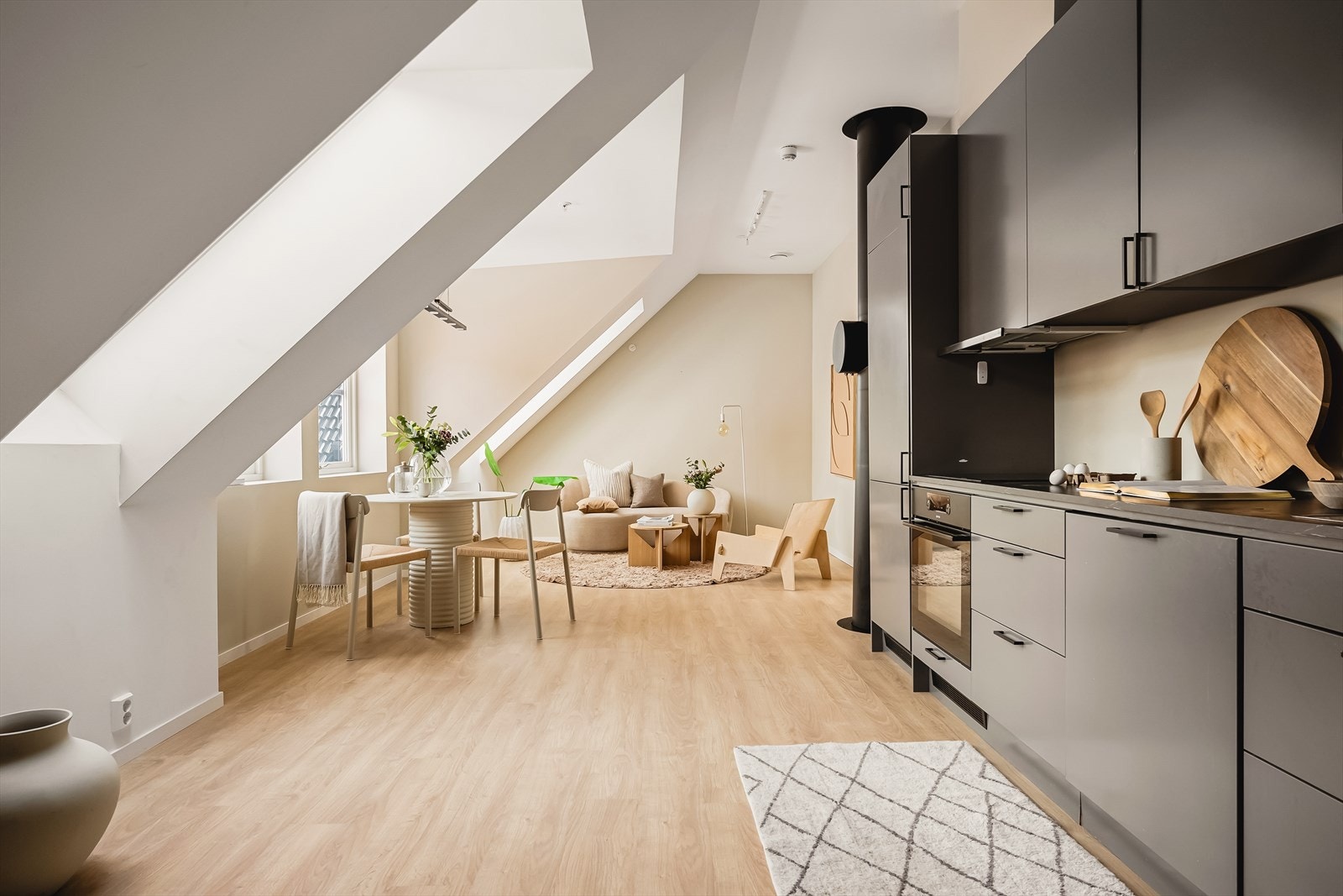 - Velkommen til toppleiligheten i Fosswinckels gate 34. Leiligheten er renovert i 2020/2021 med moderne innretninger og materialer - Galleribilde