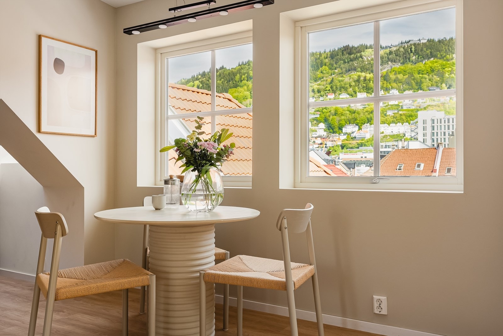 - Ikke mange sentrumsnære leiligheter kan by på denne naturskjønne utsikten mot Fløyen - Galleribilde