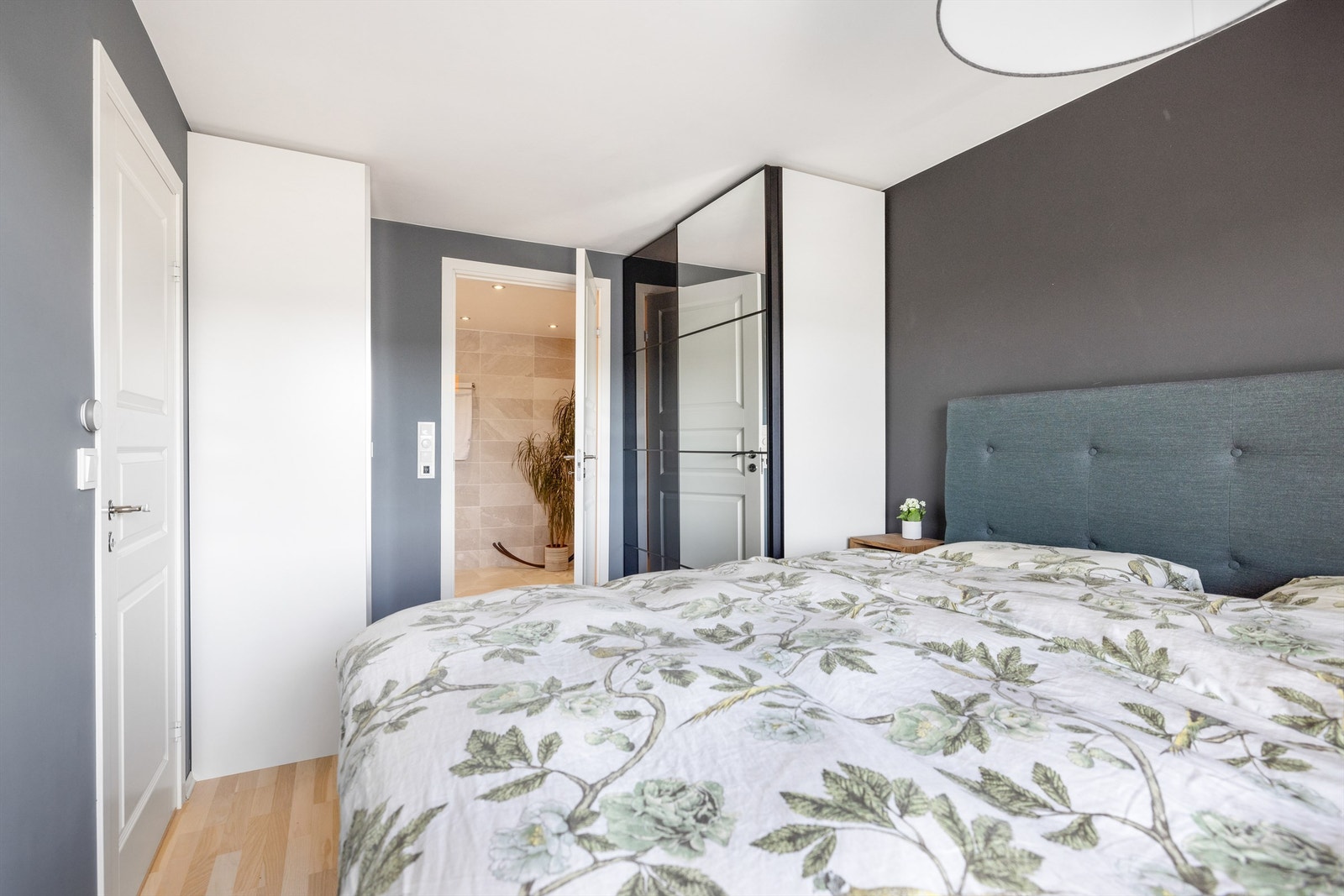 Skyvedørsgarderobe med plass til klær og diverse. Adkomst til hovedbad fra soverommet. Parkett på gulv. Galleribilde