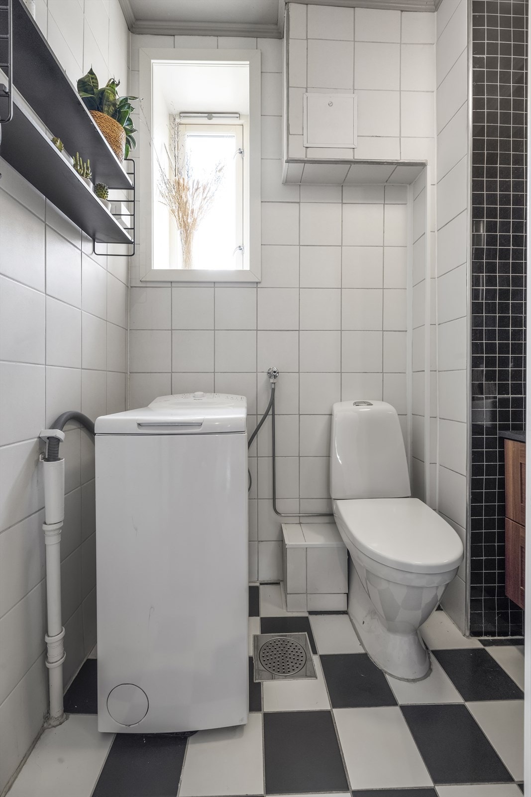 Flislagt bad med oppussingsbehov. Gulvvarme. Plass og opplegg til vaskemaskin. Badet ble overflatebehandlet med varmekabler i 2018. Badet har fått TG3 Galleribilde