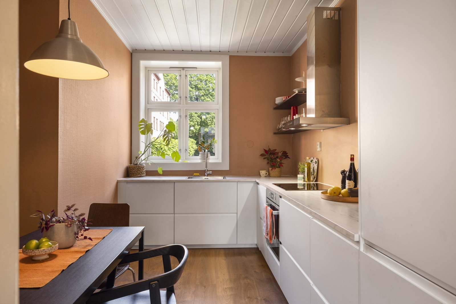 Stort og lyst kjøkkenrom. Lekker IKEA-kjøkkeninnredning fra 2020. Galleribilde