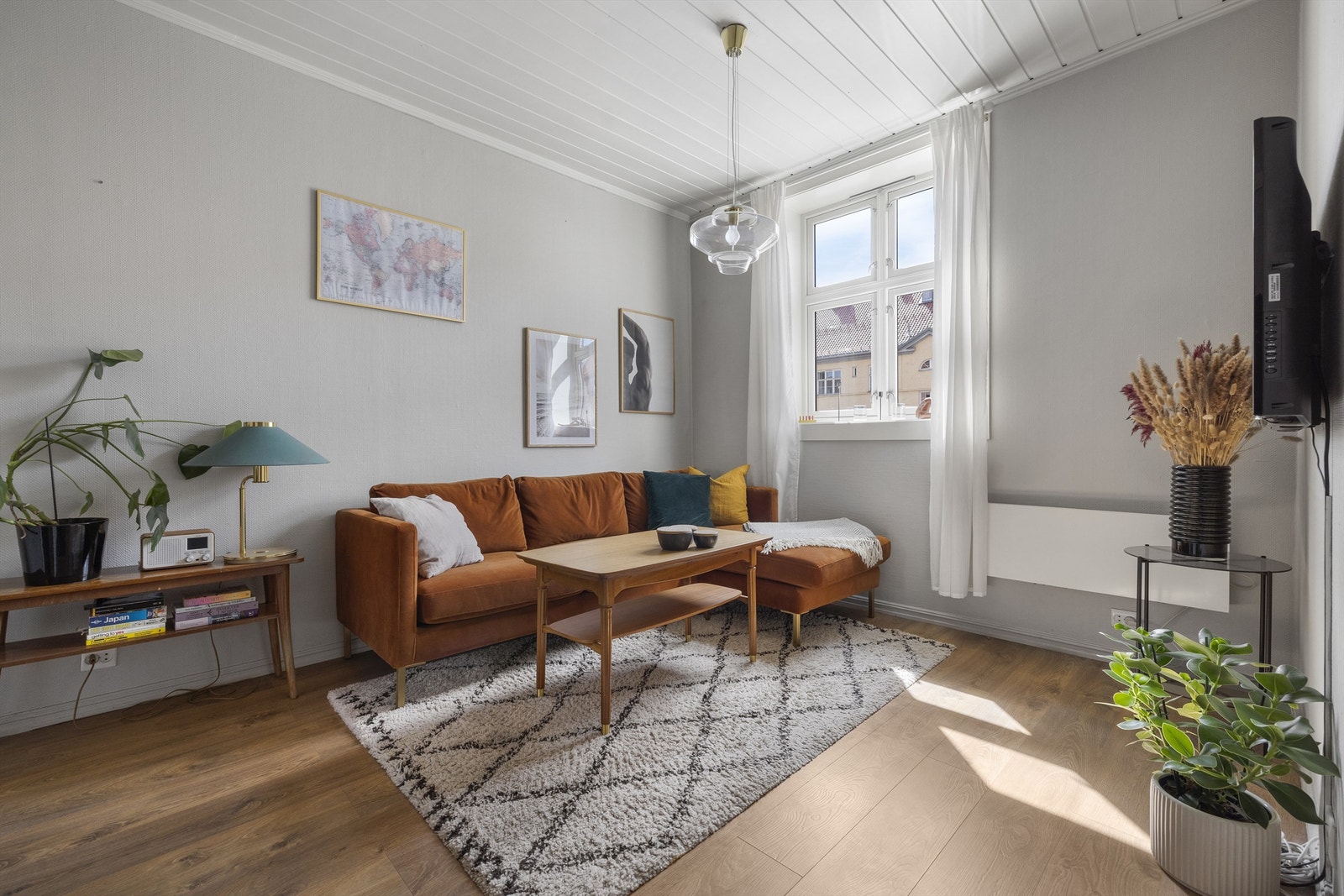 Naturlig plass til sofa og TV i stua. God takhøyde på opptil 2,78m i leiligheten. Galleribilde