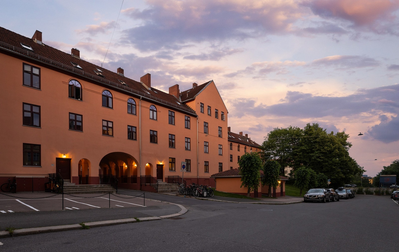 Leiligheten er tilknyttet Vøyenvollen Borettslag. Borettslaget består av 183 leiligheter. Det er ikke forkjøpsrett her. Galleribilde
