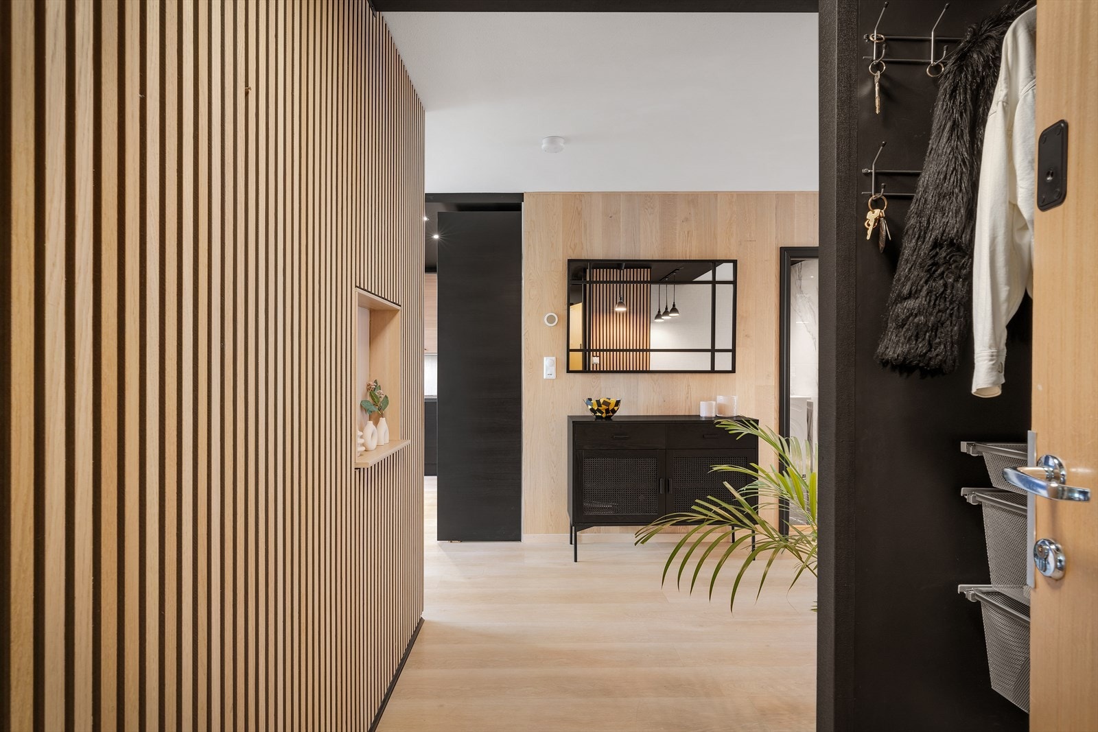 - Velkommen inn i en moderne entré med elegante eikespiler - Galleribilde
