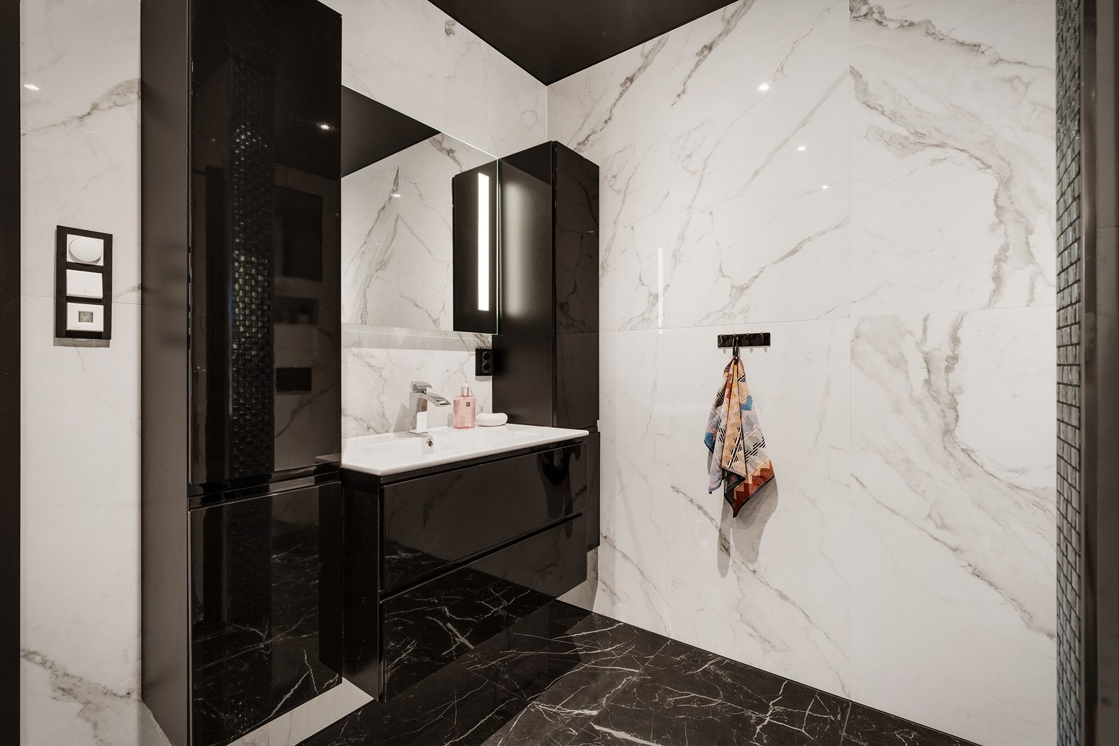 - Badet er innredet med opplegg for vaskemaskin - Galleribilde