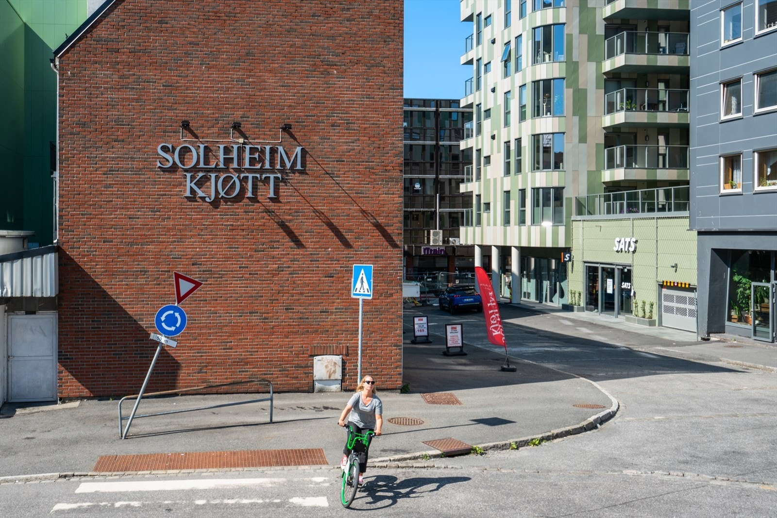 - SATS, iTrain, frisør og flere restauranter finner du kun tre minutter gange fra gatedøren - Galleribilde