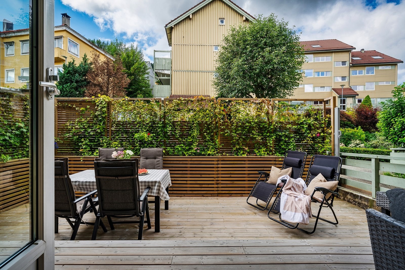 - Terrassen er godt skjermet for innsyn av de høye veggene med stilig design - Galleribilde