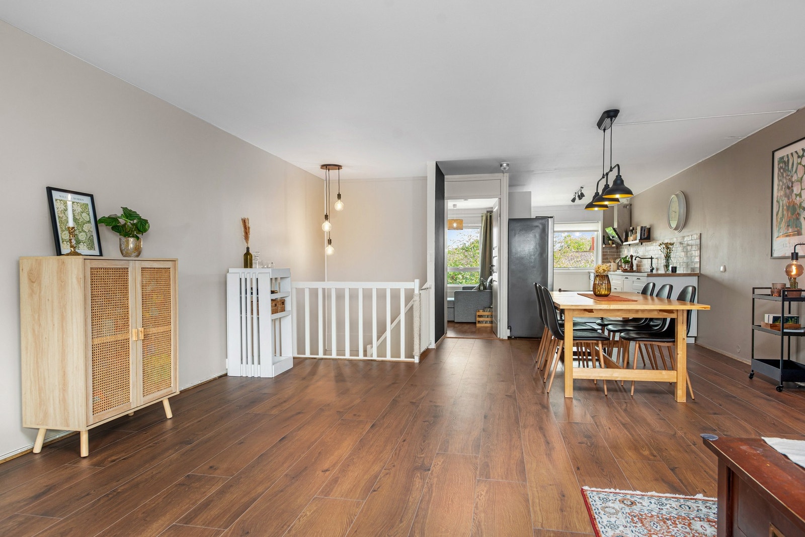 Stilriktig fargevalg gjennom hele leiligheten. Galleribilde