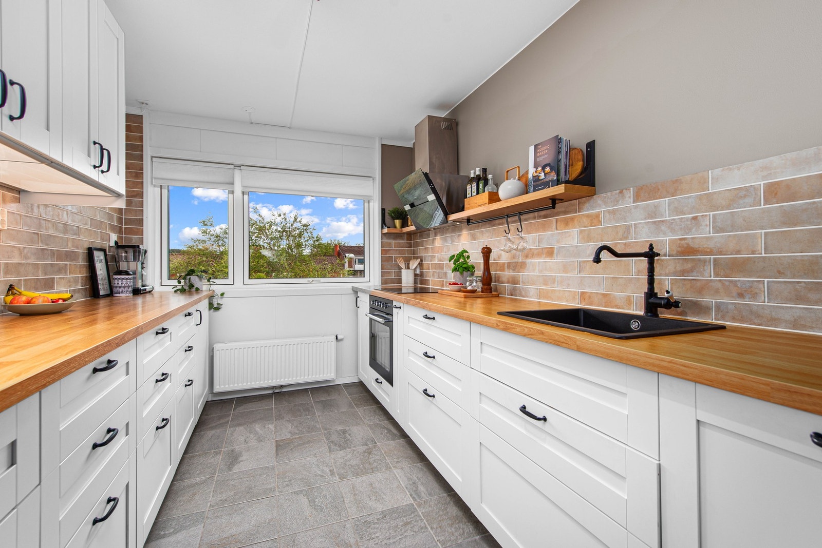 Integrert platetopp, stekeovn og oppvaskmaskin. Galleribilde