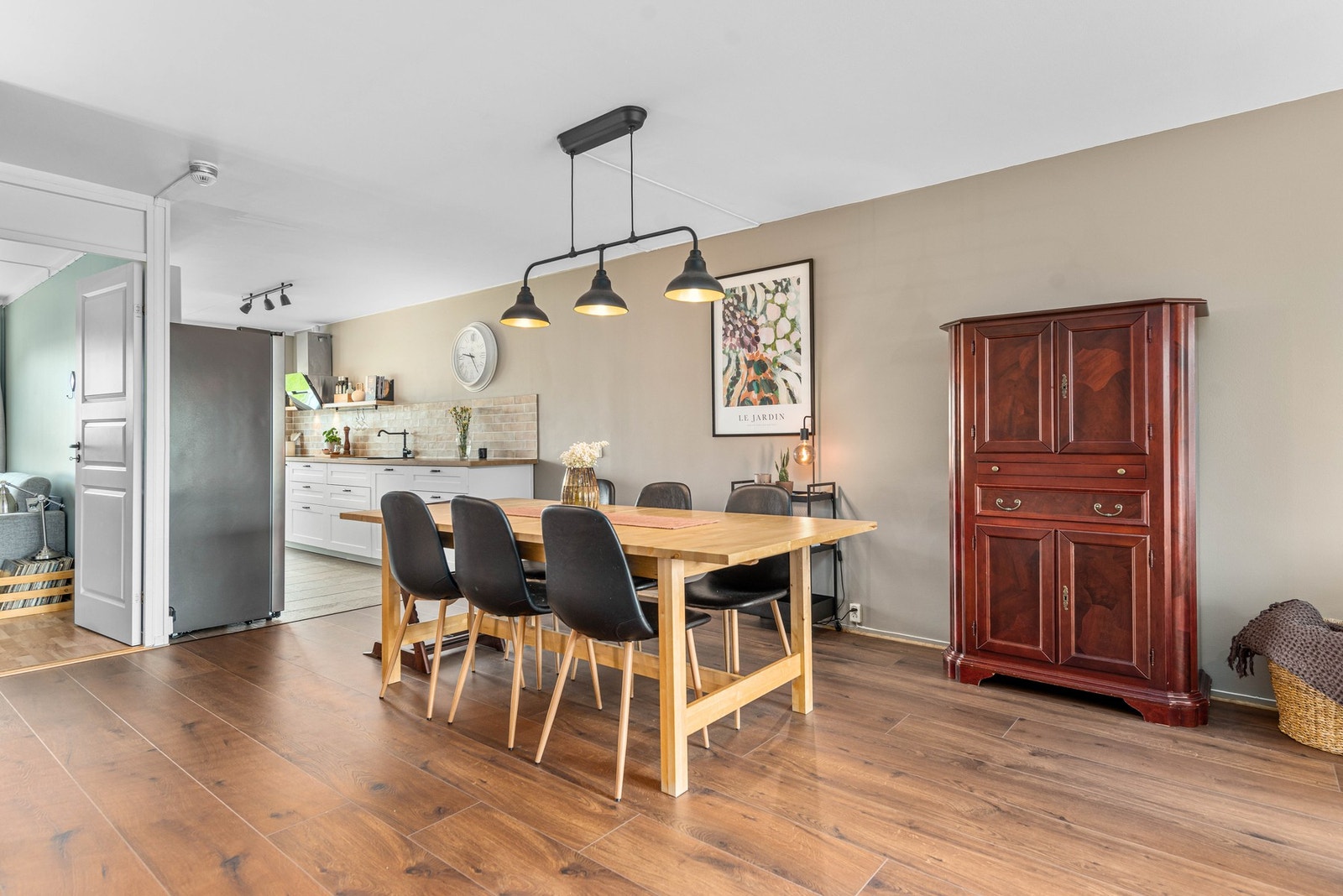 God plass til spisebord for sosiale sammenkomster. Galleribilde