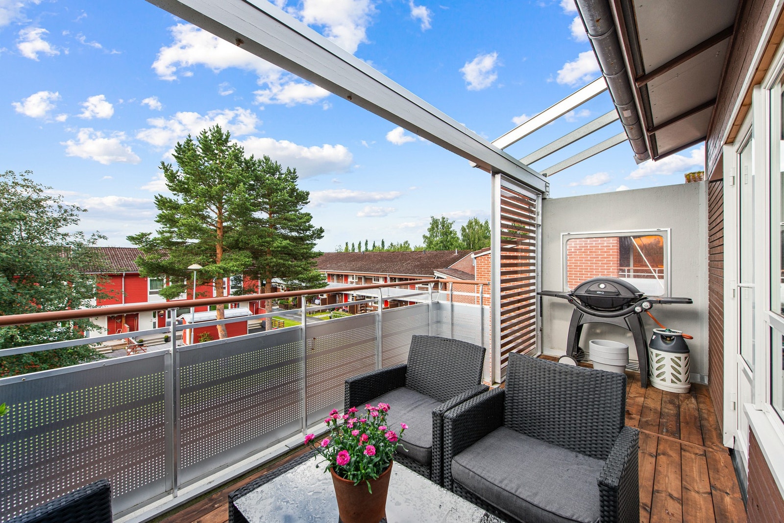 Fra stuen er det utgang til en sørvendt balkong med gode solforhold. Galleribilde