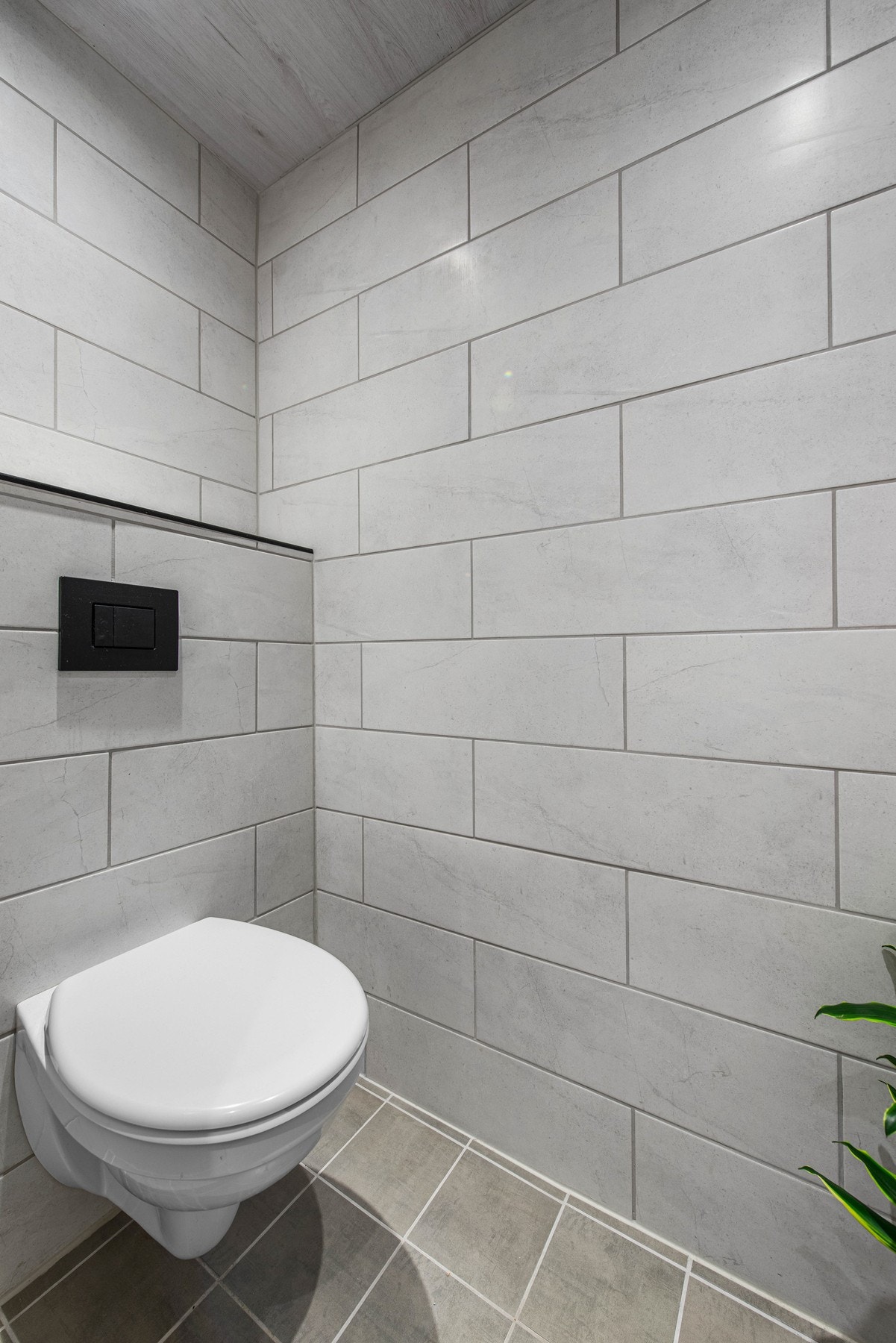 God baderomsløsning med skillevegg mellom dusjsone og toalett. Galleribilde