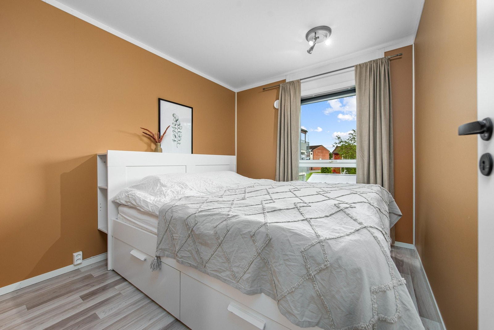 Romslig soverom med store vindusflater. Galleribilde