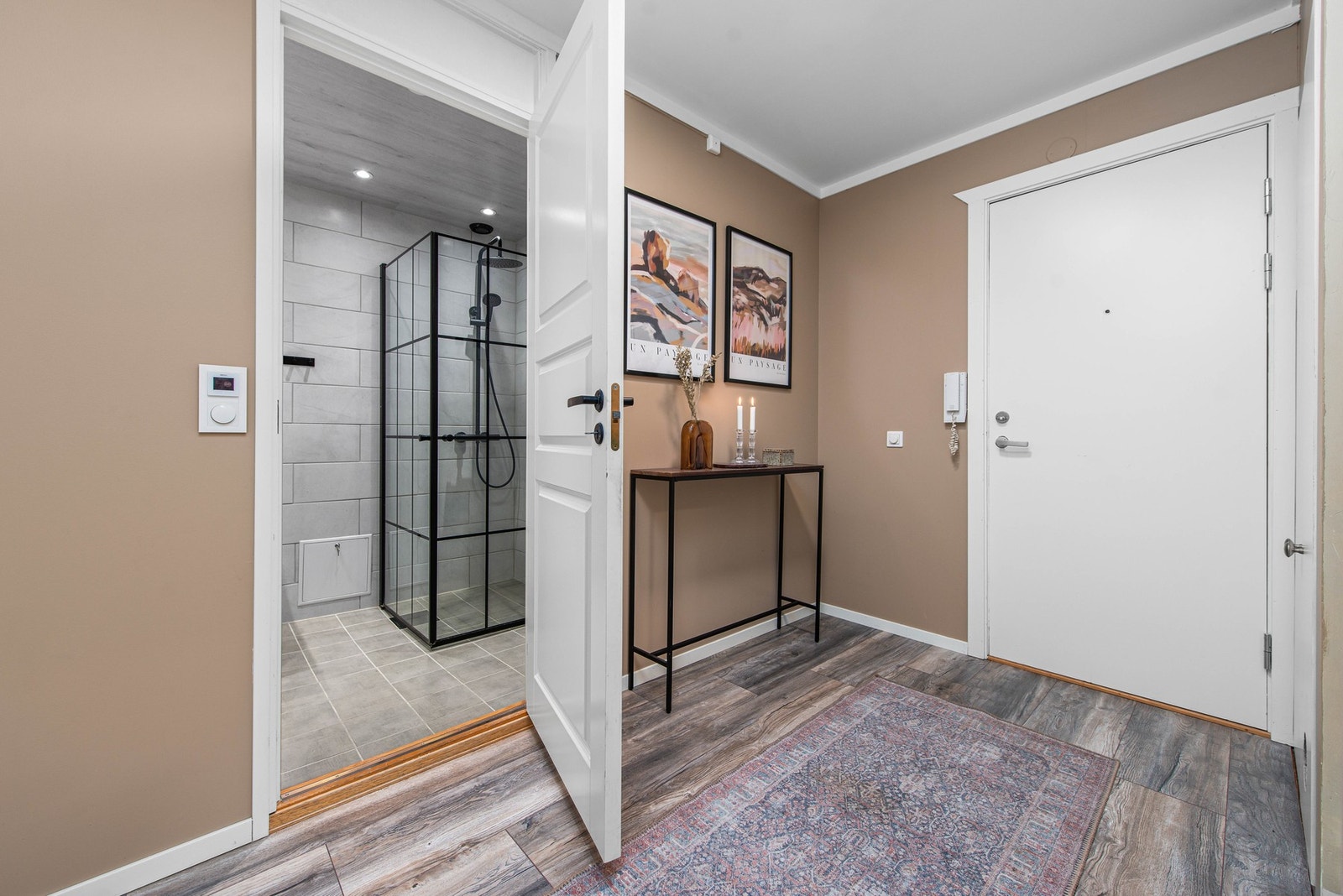 Boligen varmes opp ved fjernvarme som er inkludert i de månedlige felleskostnadene. Galleribilde