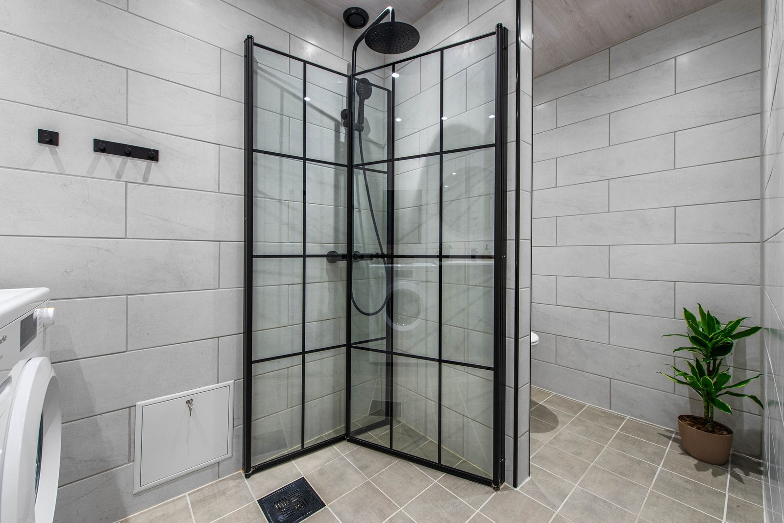 Pent bad fra 2021 med flis på vegger og gulv. Galleribilde