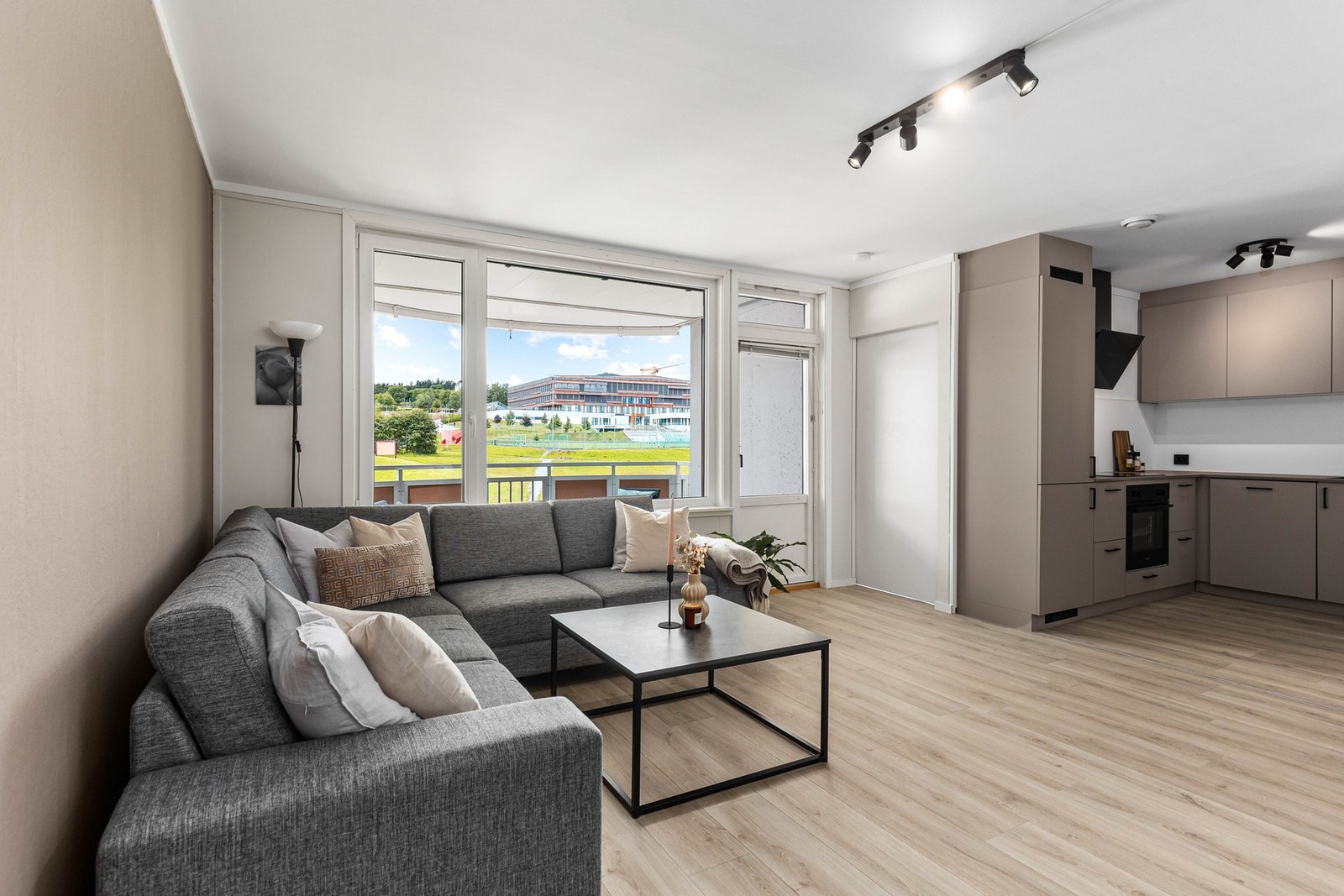 Kjøkkenet ble oppusset i 2023 og har fått tilstandsgrad 0 av takstmann. Galleribilde