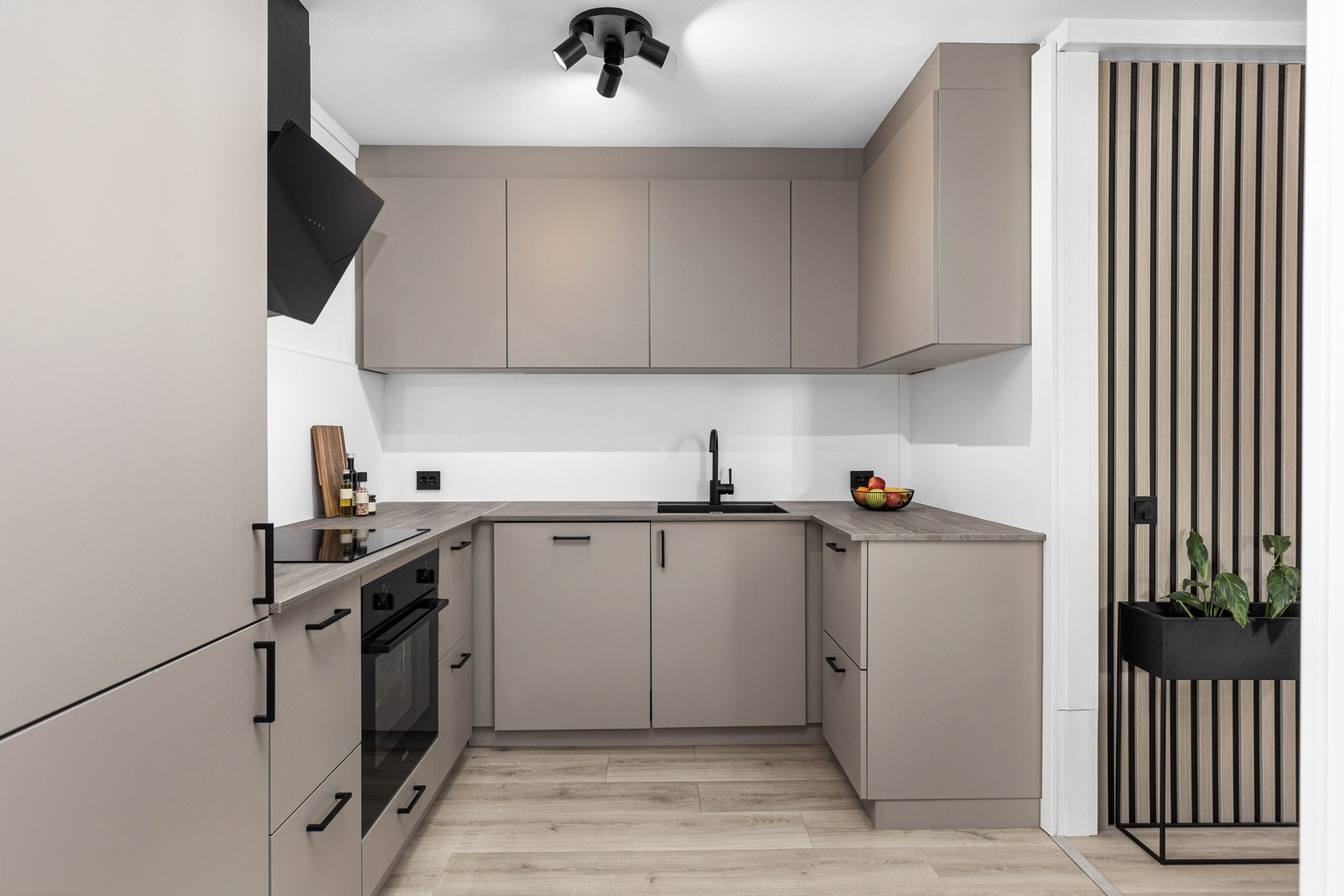 Flott kjøkken med integrerte hvitevarer. Galleribilde