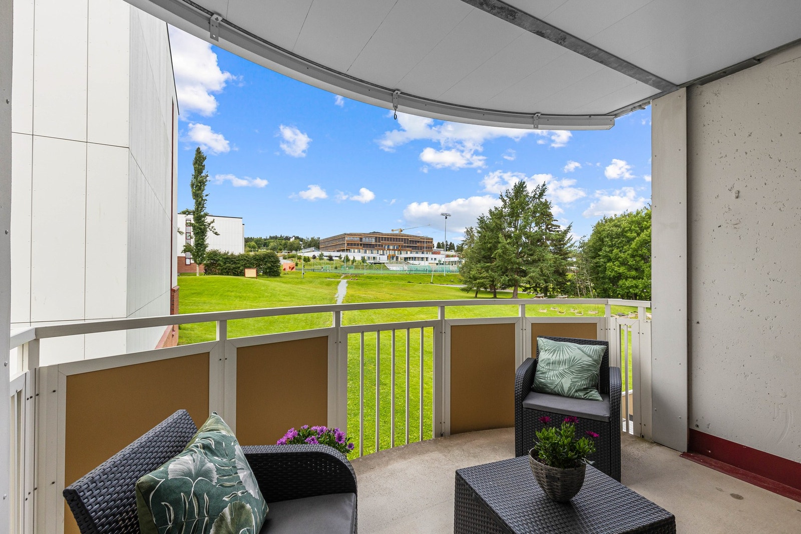 Utsikt fra balkong. Lite innsyn fra andre beboere. Galleribilde