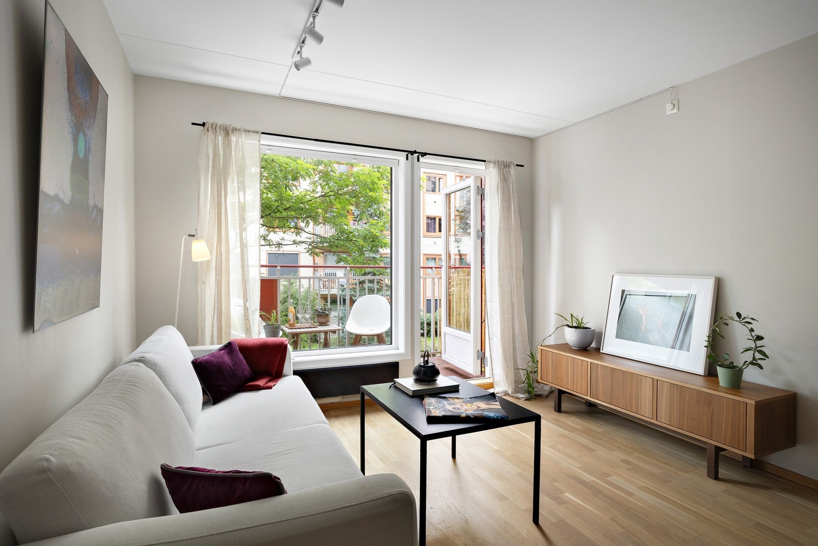 Stuen har plass til sofa og tilhørende møblement. Galleribilde