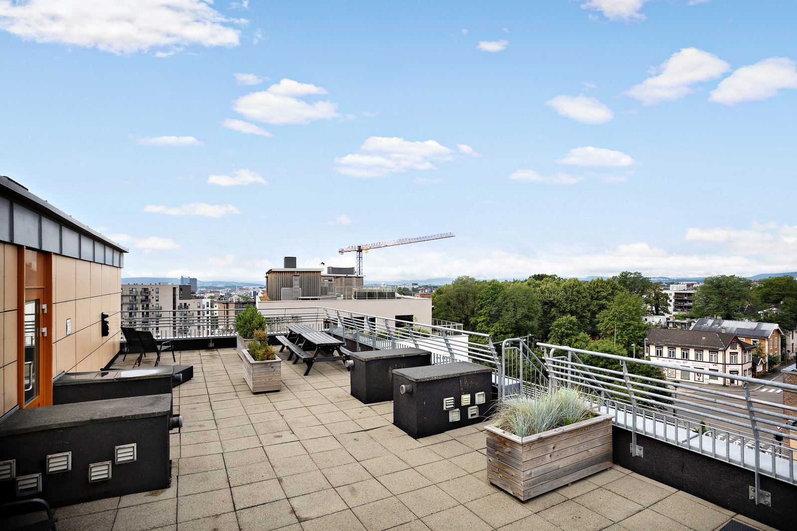 Boligen har tilgang til felles takterrasse hvor du kan nyte god utsikt! Galleribilde