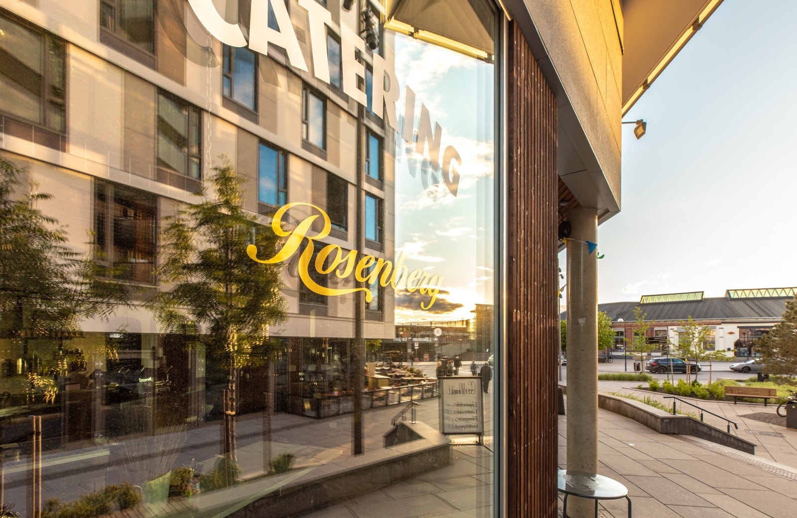 Rosenberg er en kjøttforretning med eget pølsemakeri, catering og servering. Galleribilde