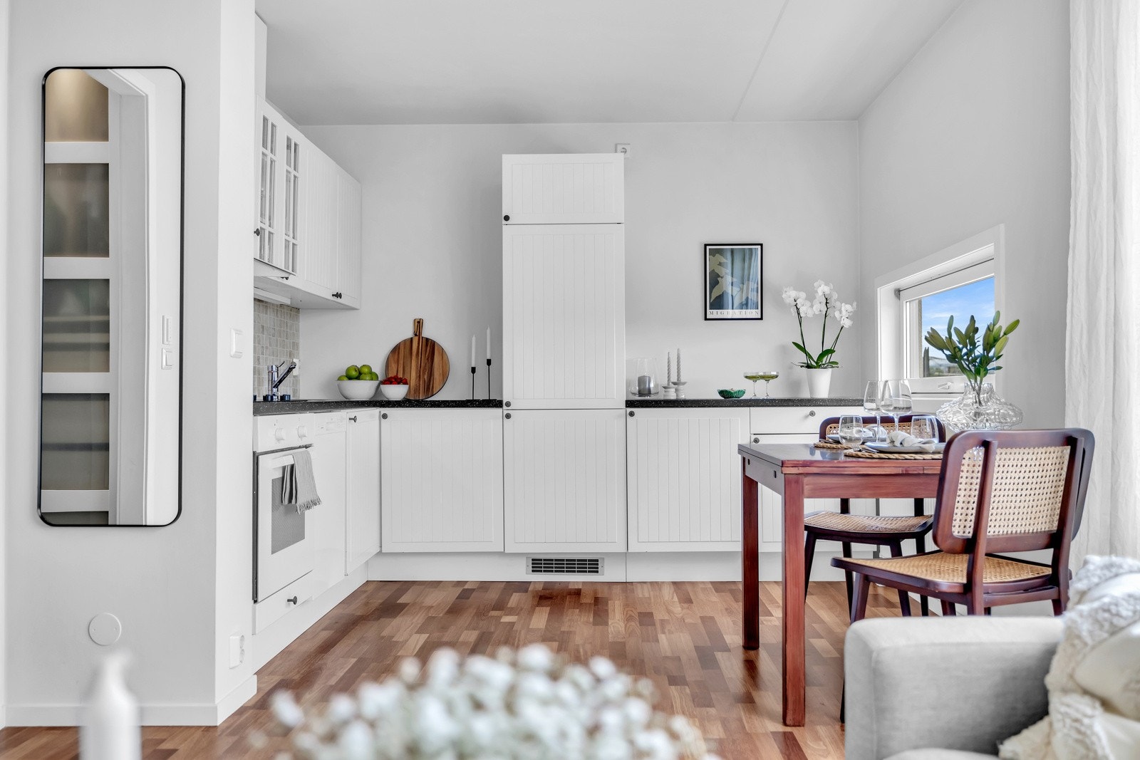 Leiligheten har et stilrent og godt utnyttet kjøkken med god skap- og benkeplass. Galleribilde