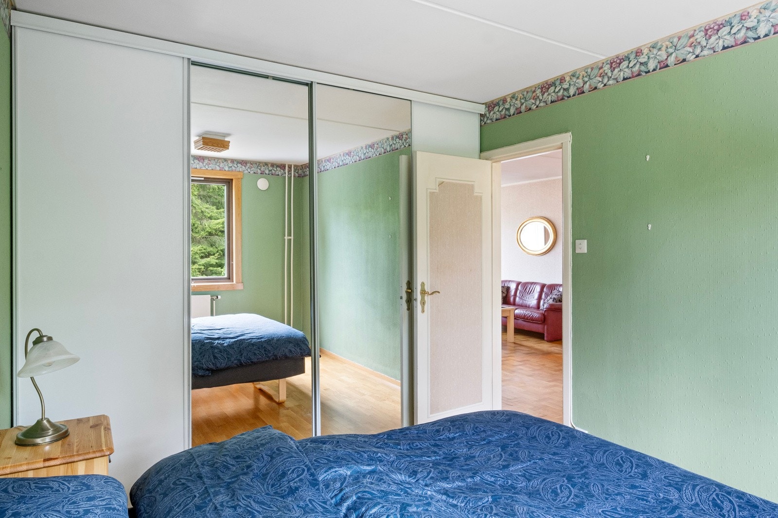 Her har du en praktisk skyvedørsgarderobe og god plass til dobbeltseng. Galleribilde